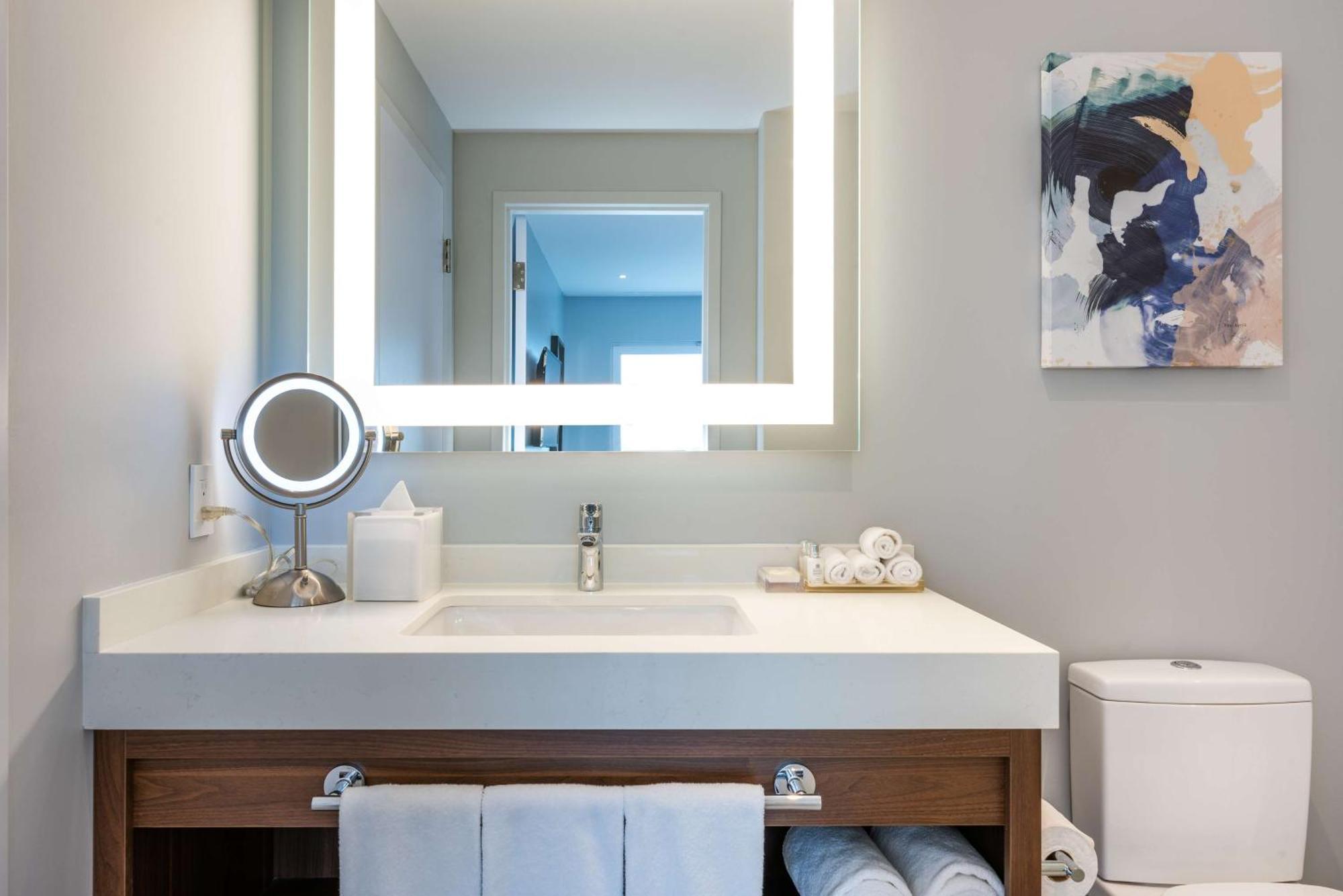 One-Bedroom King Suite with Sunrise View,1548806242:JPEG