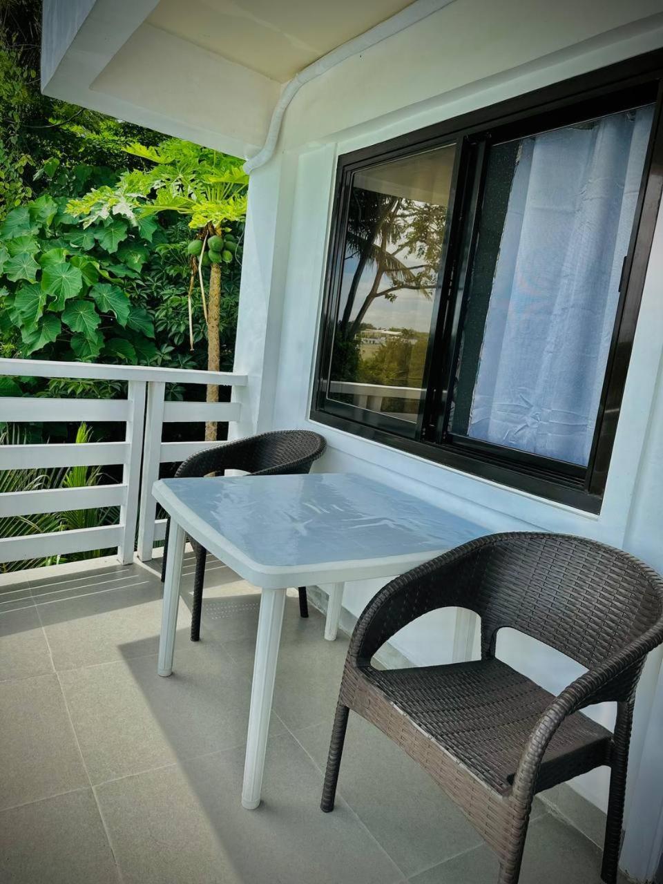 Deluxe Room with Queen Bed and Double Bed,1549111345:JPEG