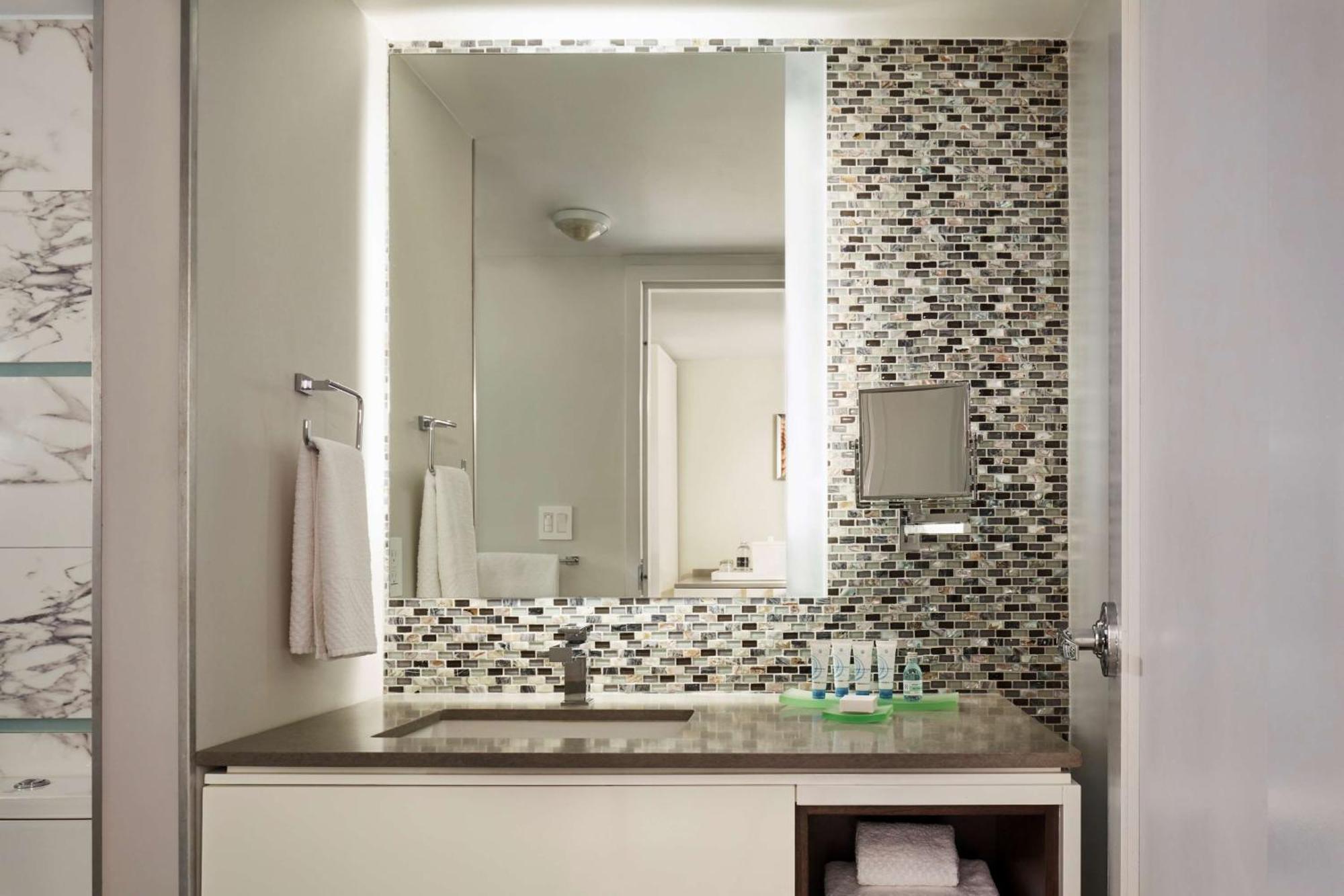 King Room with Balcony and Water View (2 Adults),1551990607:JPEG