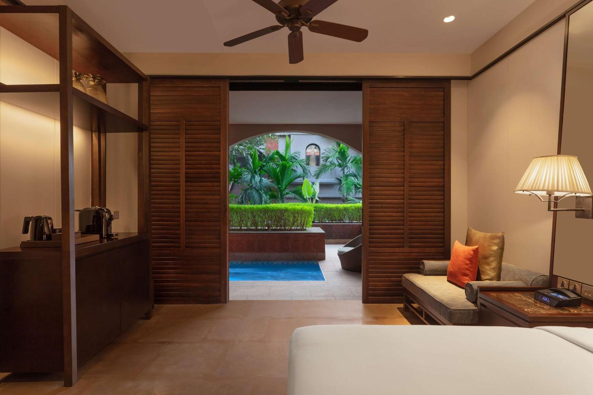 Luxury Queen Room with Whirlpool Bath and Lounge - 20% Discount Laundry - Happy Hours (5pm to 7pm),1552623250:JPEG