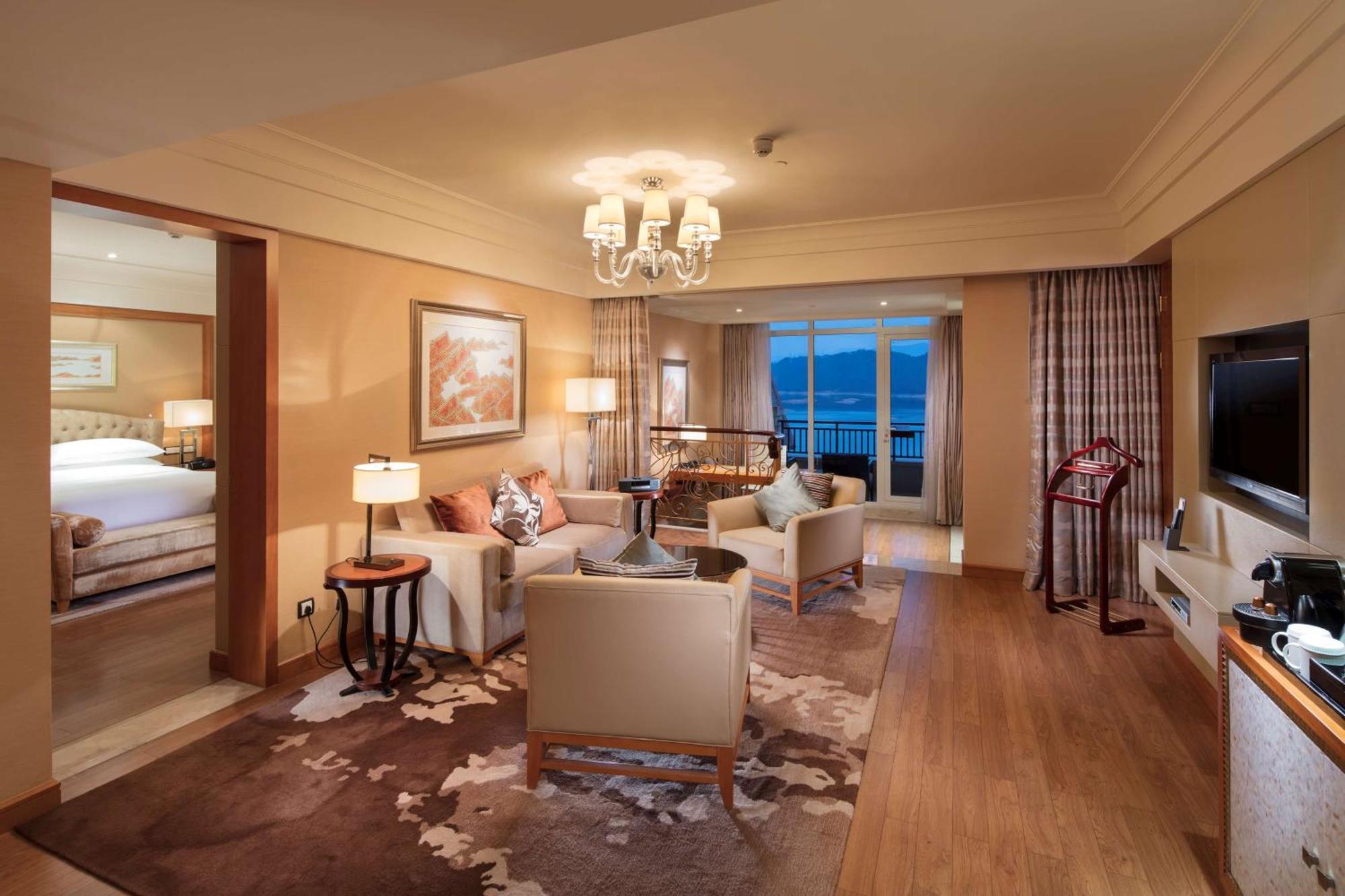 Deluxe Suite with Lake View,1552635649:JPEG