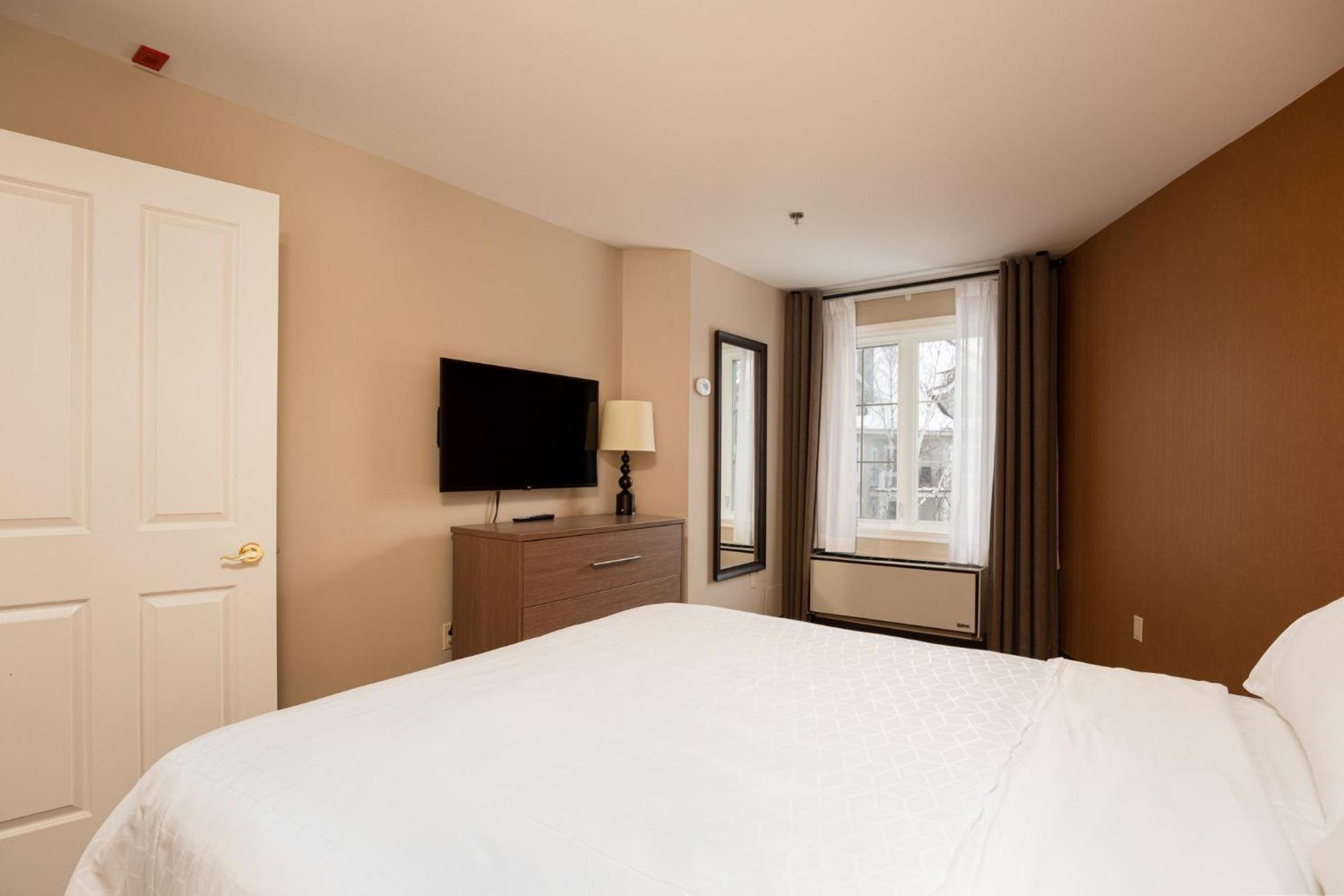 One-Bedroom Queen Suite