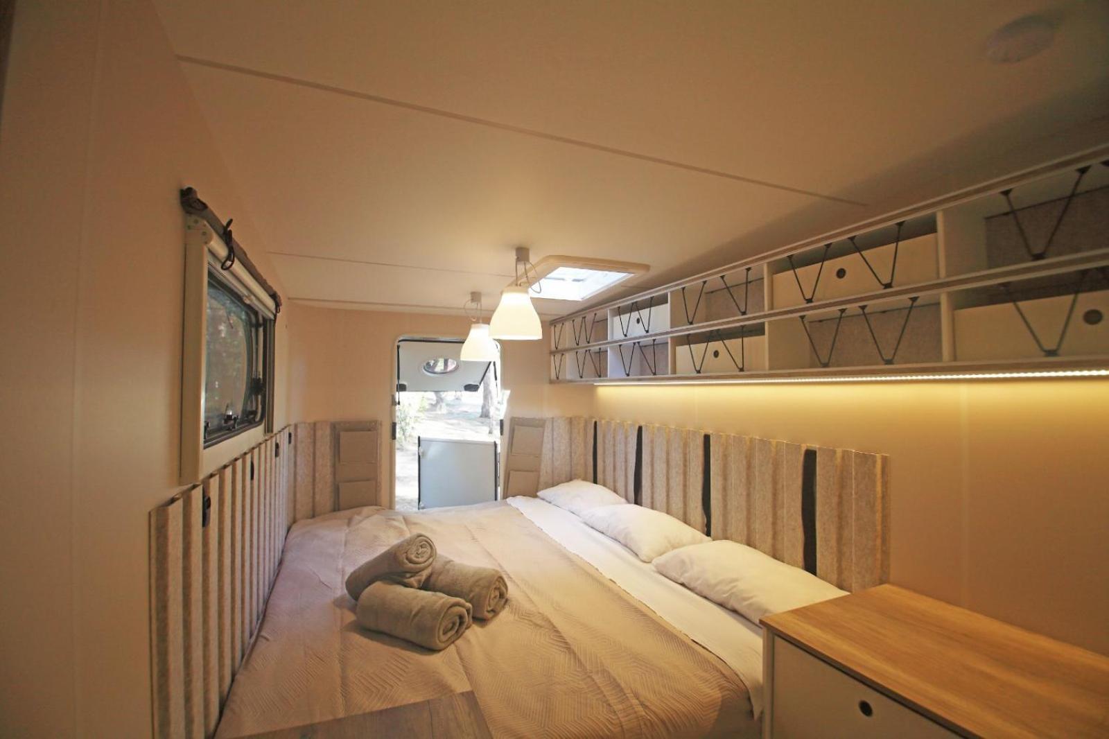 Caravan,1585500872:JPEG