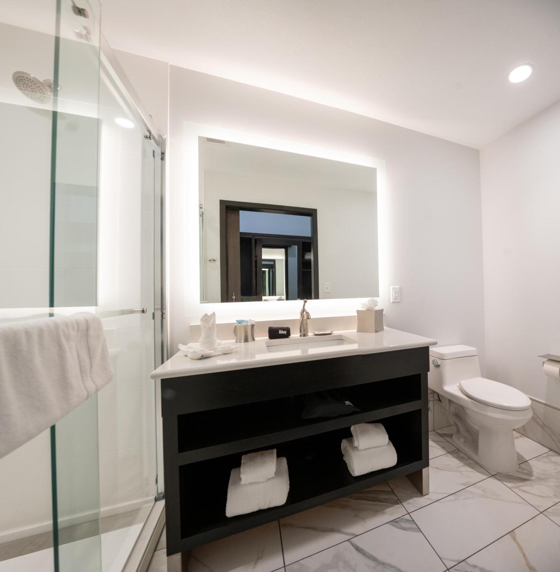 Queen Room with Pool View