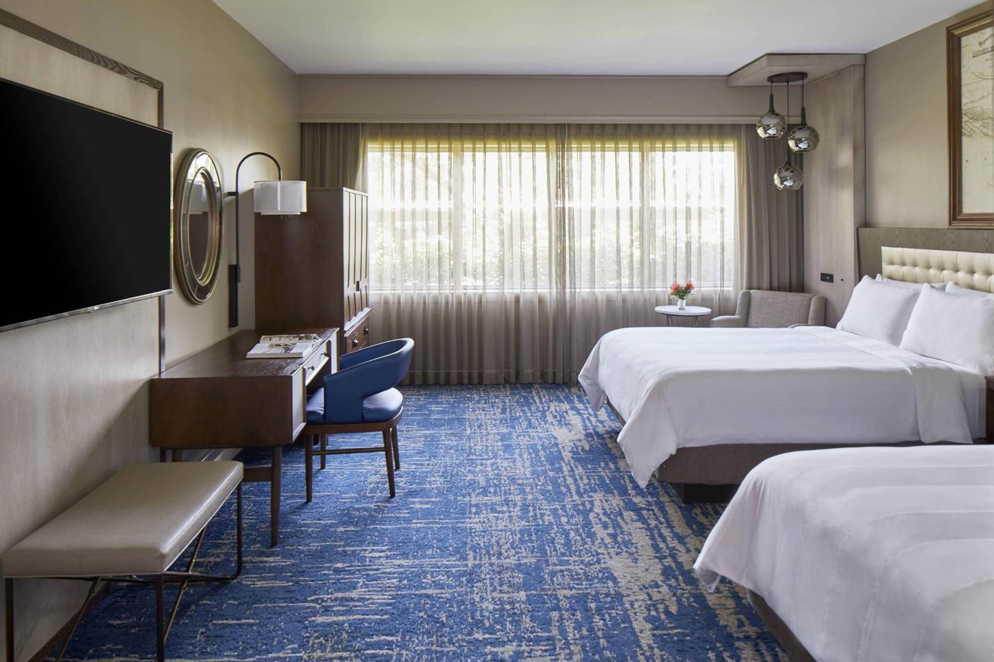 Guest room with king or queen bed with balcony