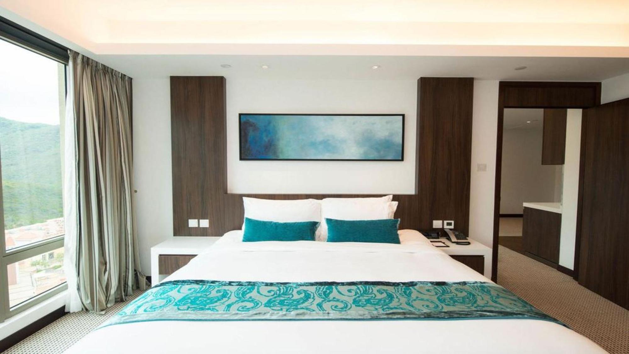 One-Bedroom Suite Mountain View