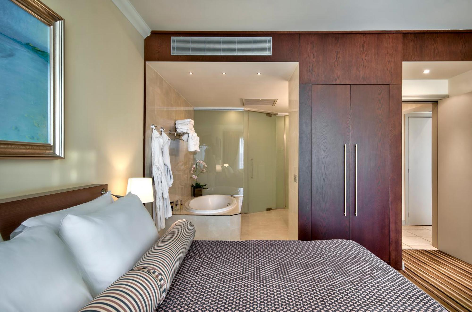 Penthouse Suite with Country View,1589315990:JPEG