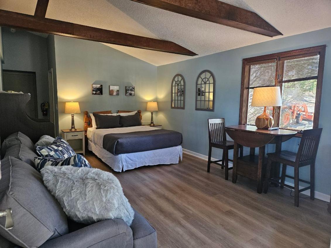 Queen Room,1589579754:JPEG
