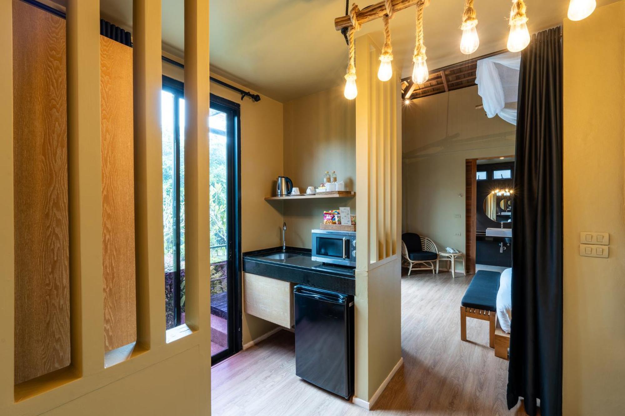 Studio Deluxe Two-Bedroom Free Kayak, Paddle Board and Playground