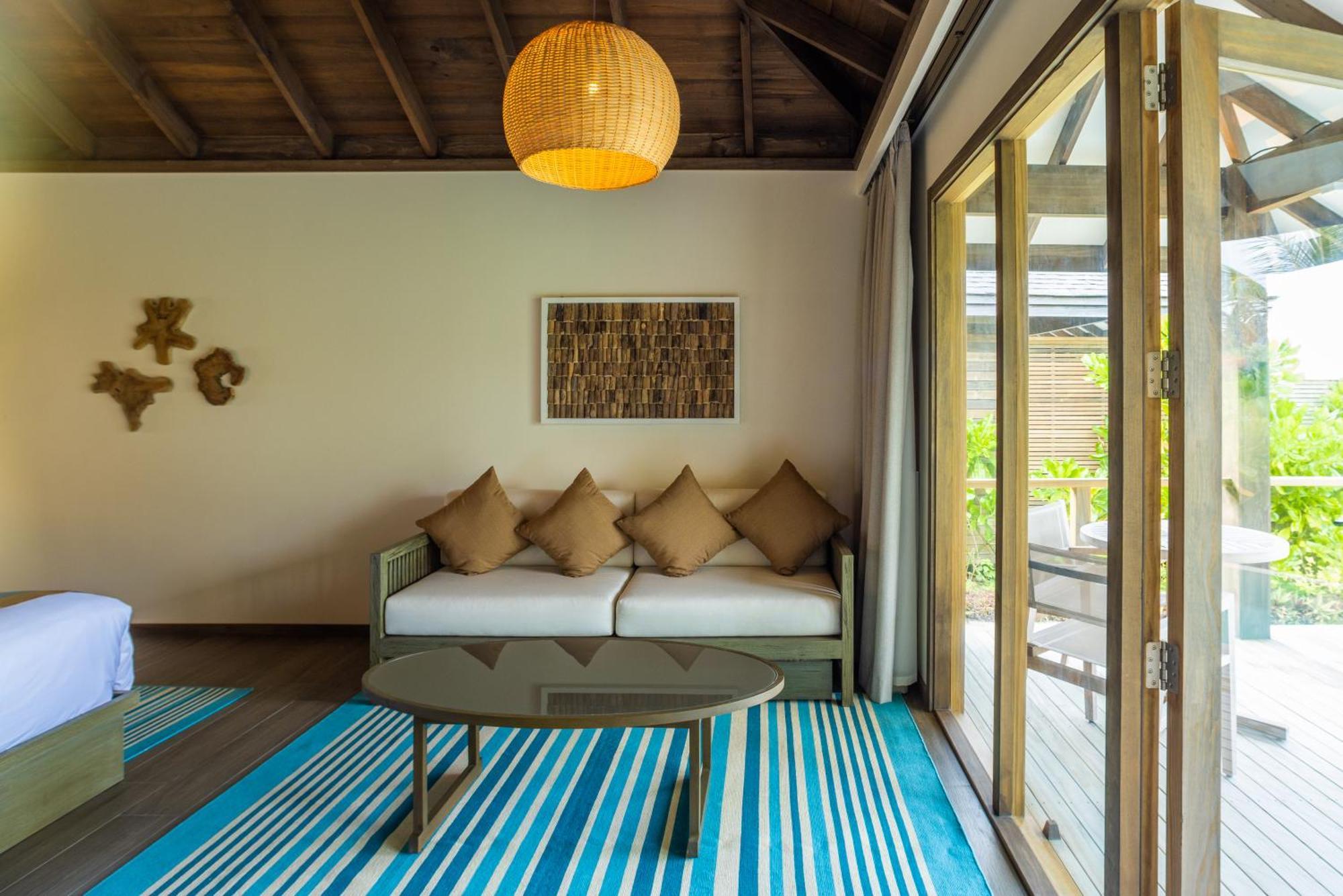 Strandvilla Dheru mit Pool