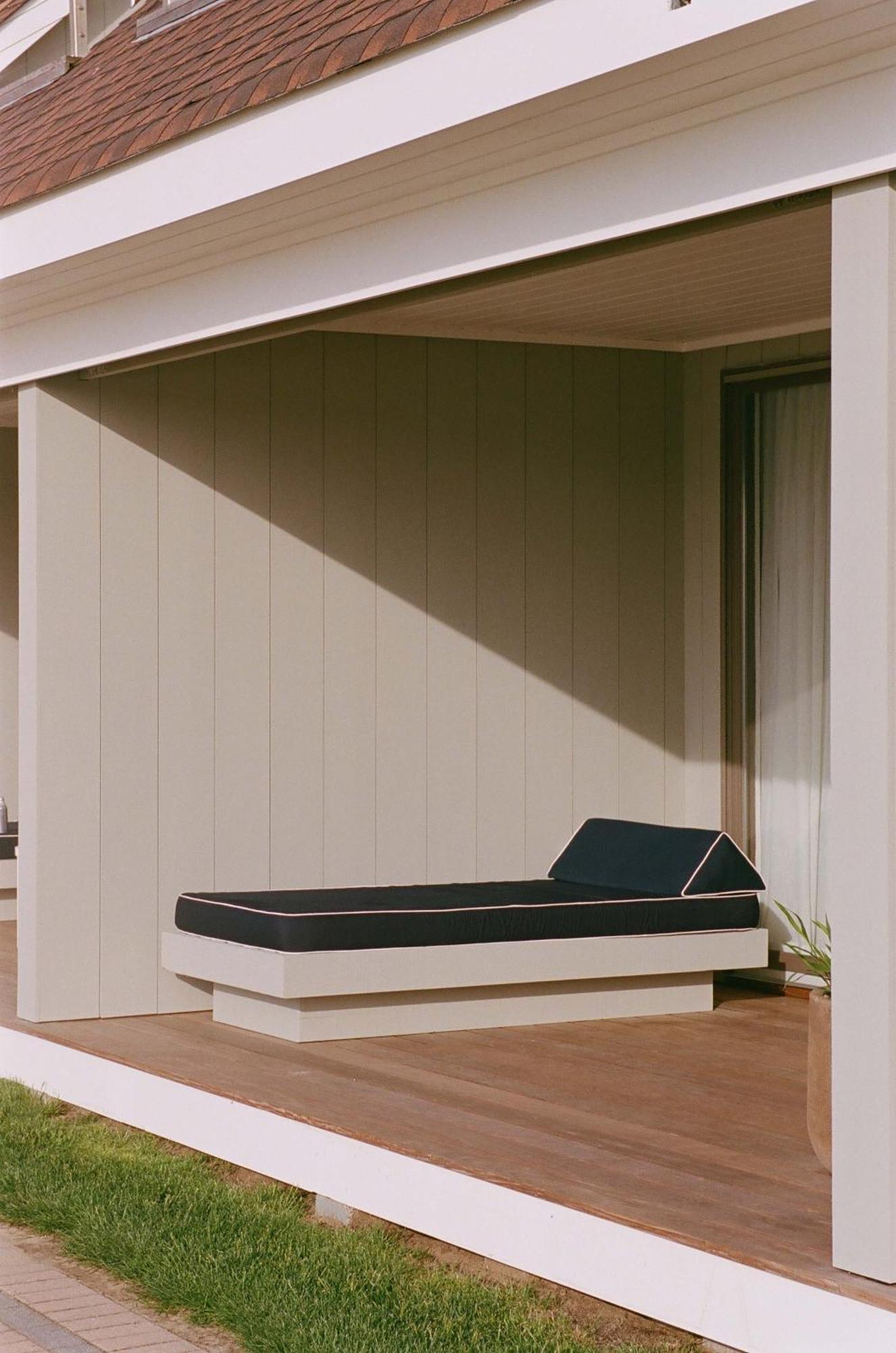 Courtyard View King,1594682751:JPEG