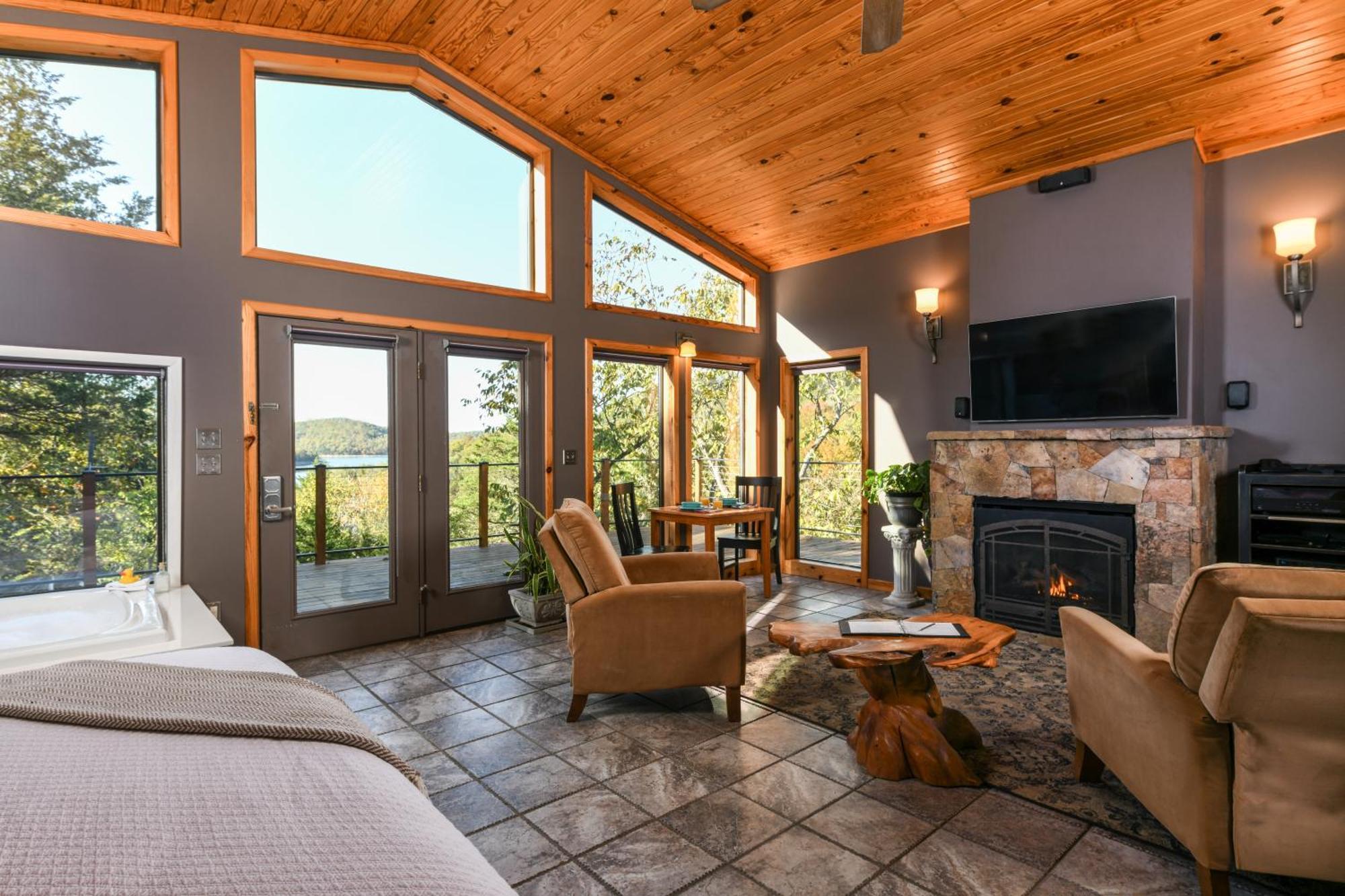King Cabin with Lake View
