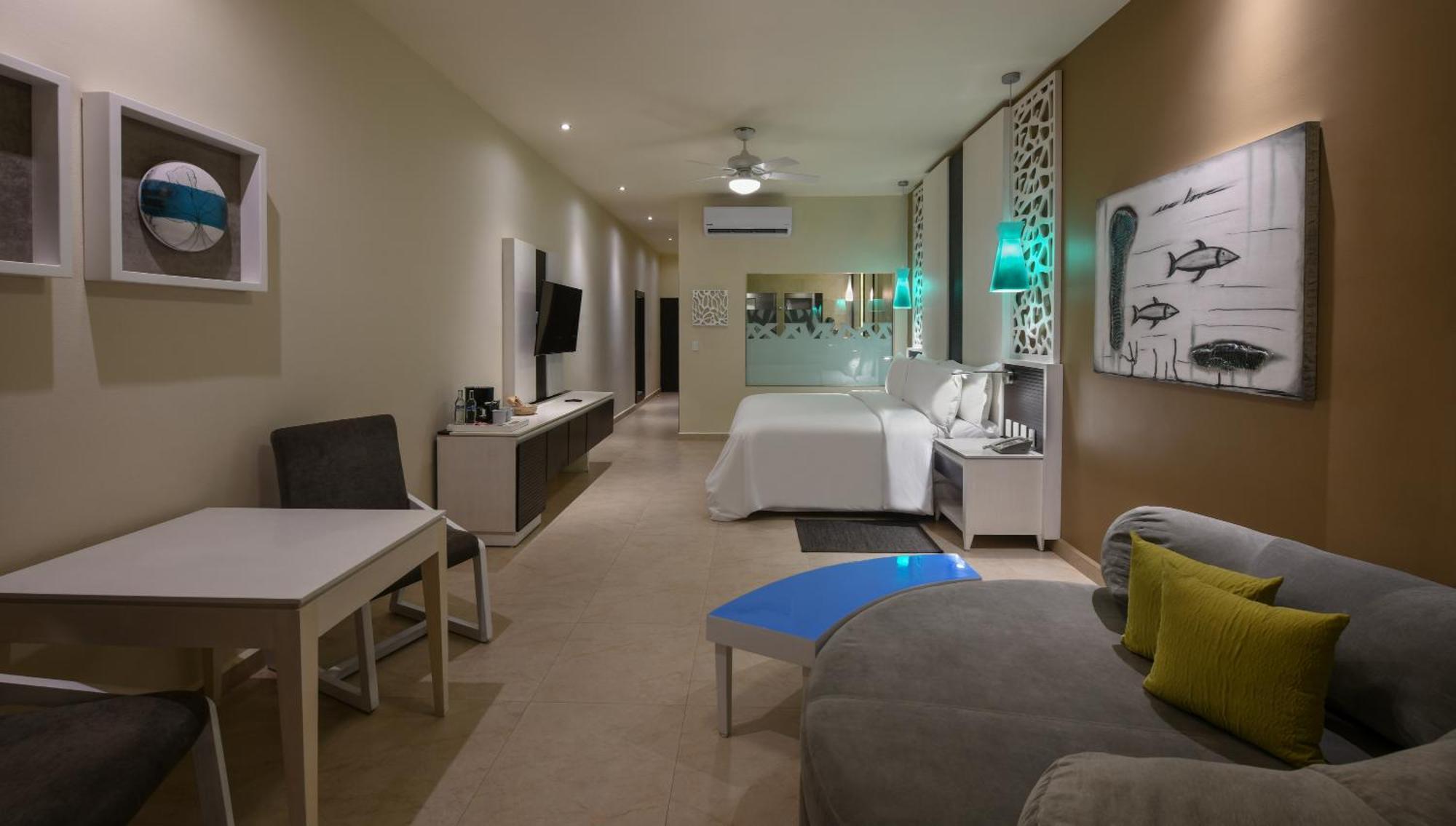 Royal Retreat Oceanfront Swim Up Suite