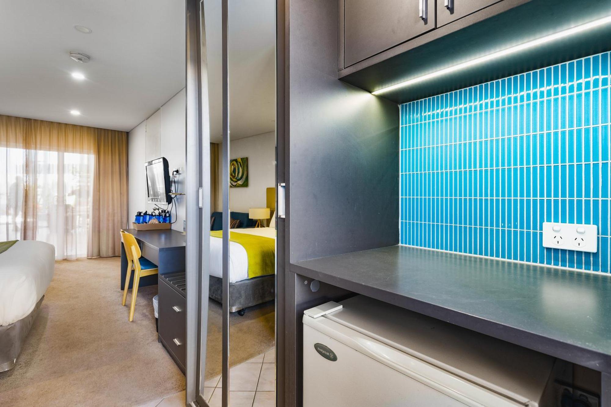 Standard Room with One Queen Bed - Pool Side