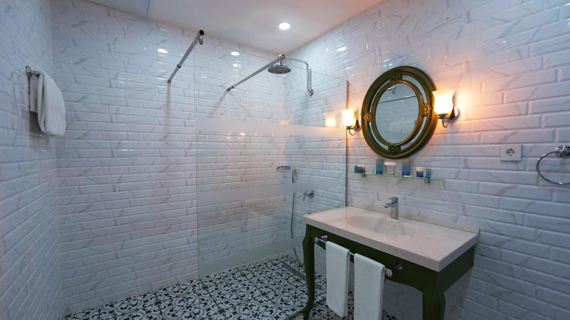 Deluxe Double or Twin Room with Sea View,1610835610:JPEG