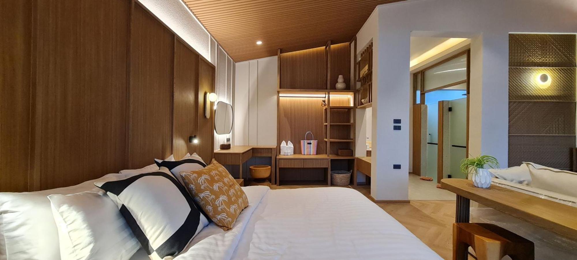 Junior Suite with Pool View,1611073802:JPEG