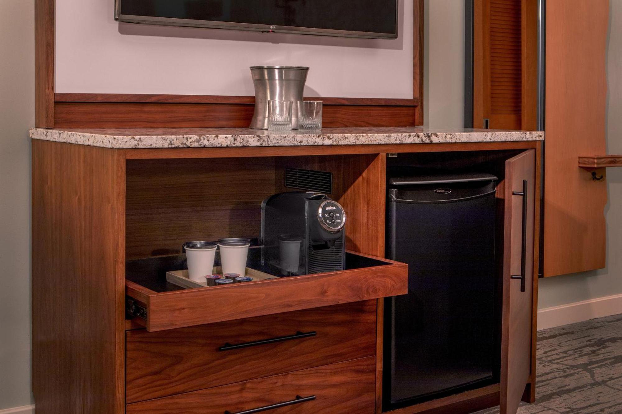 Waterfront Collection Poolside Queen,1614793118:JPEG