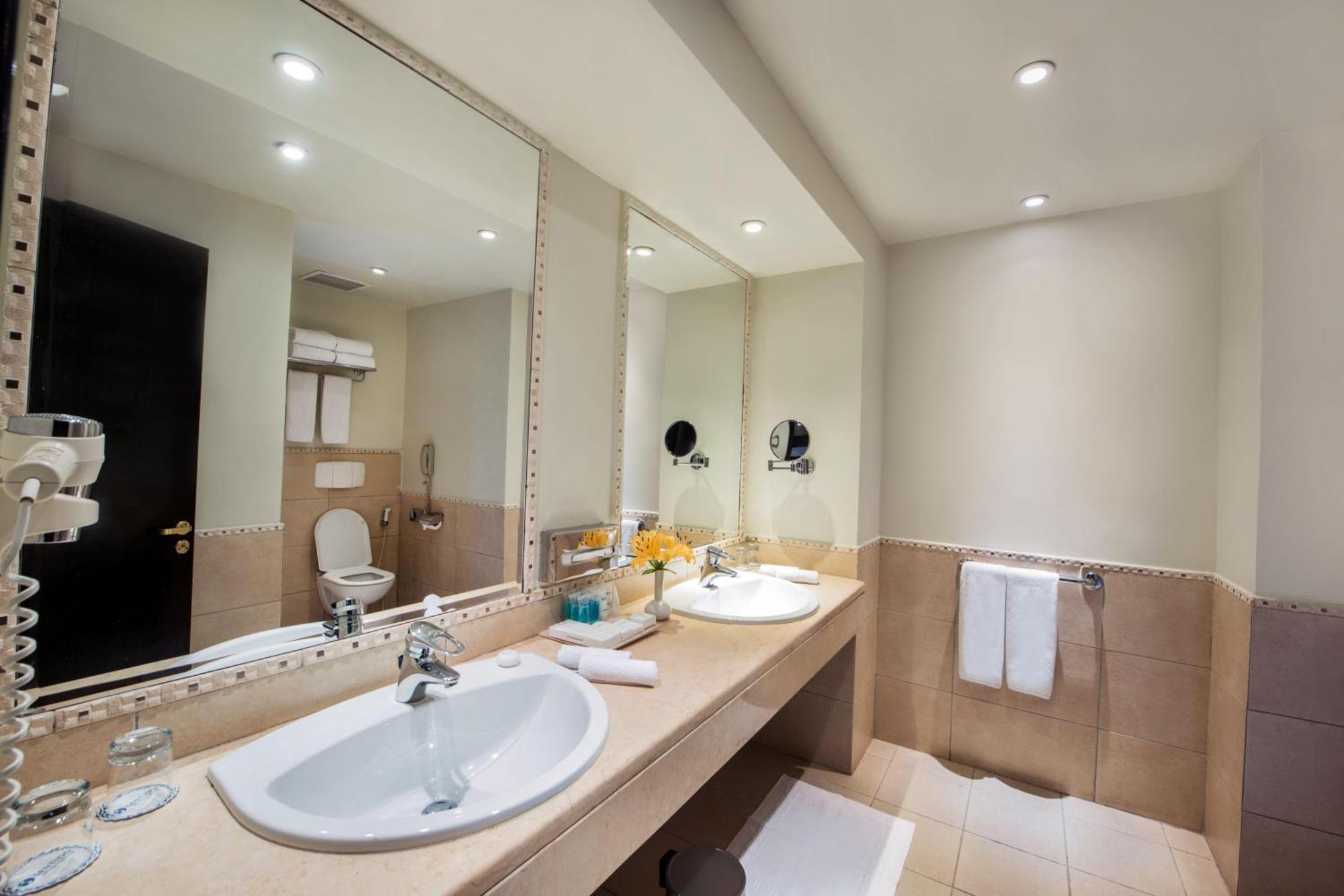 Family Room with Pool View,1614784719:JPEG