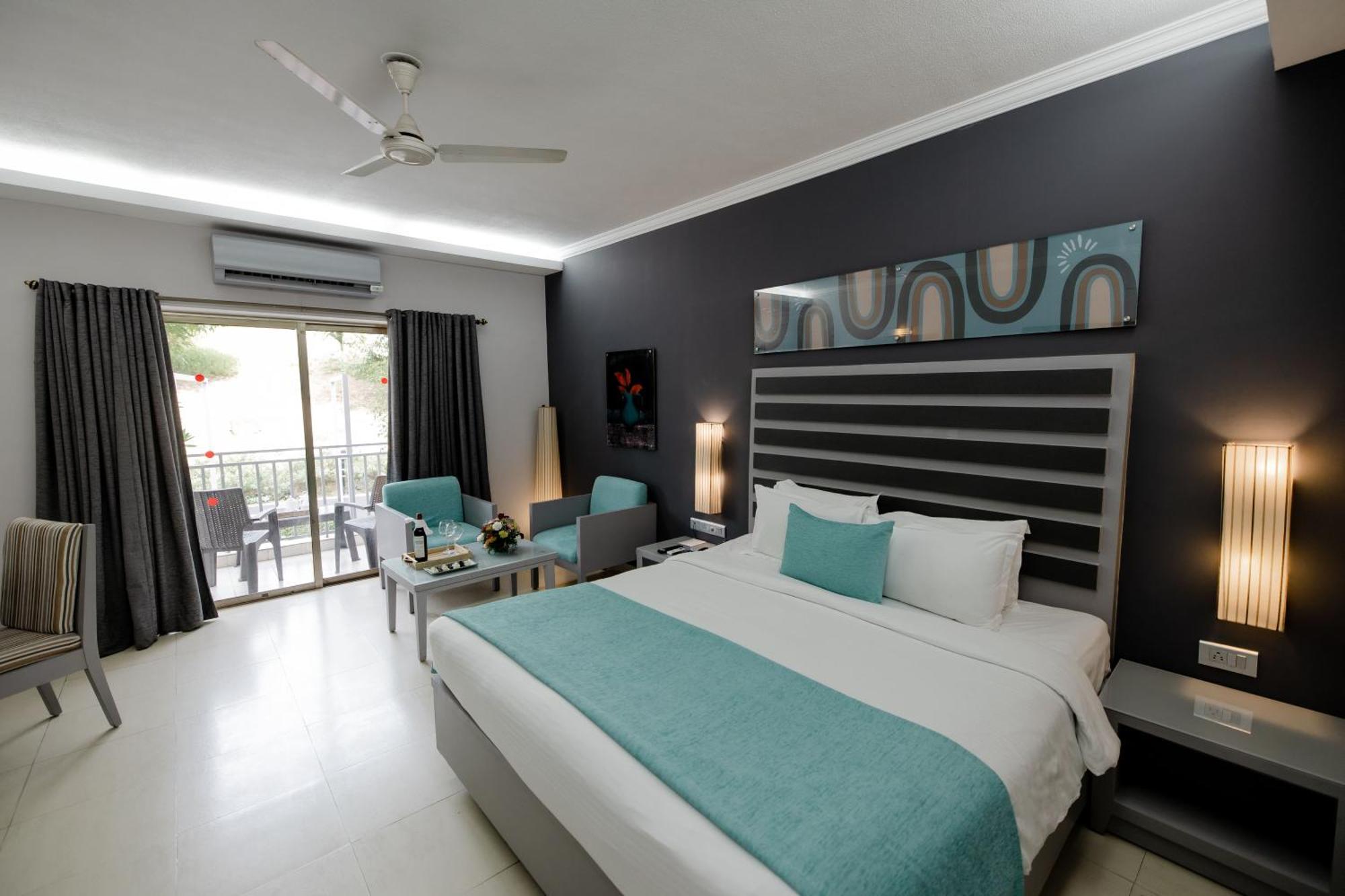 Luxury  Pool View Suite with living room & balcony,1616435274:JPEG