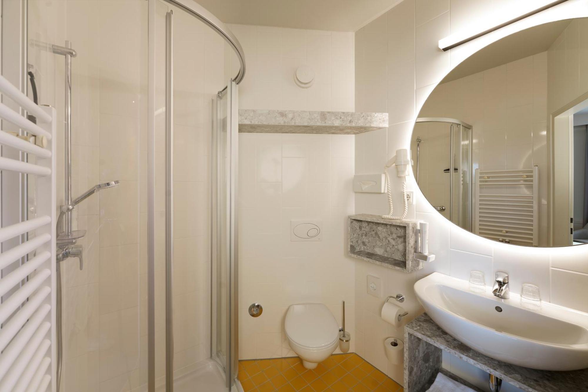 Deluxe Room,1616872655:JPEG