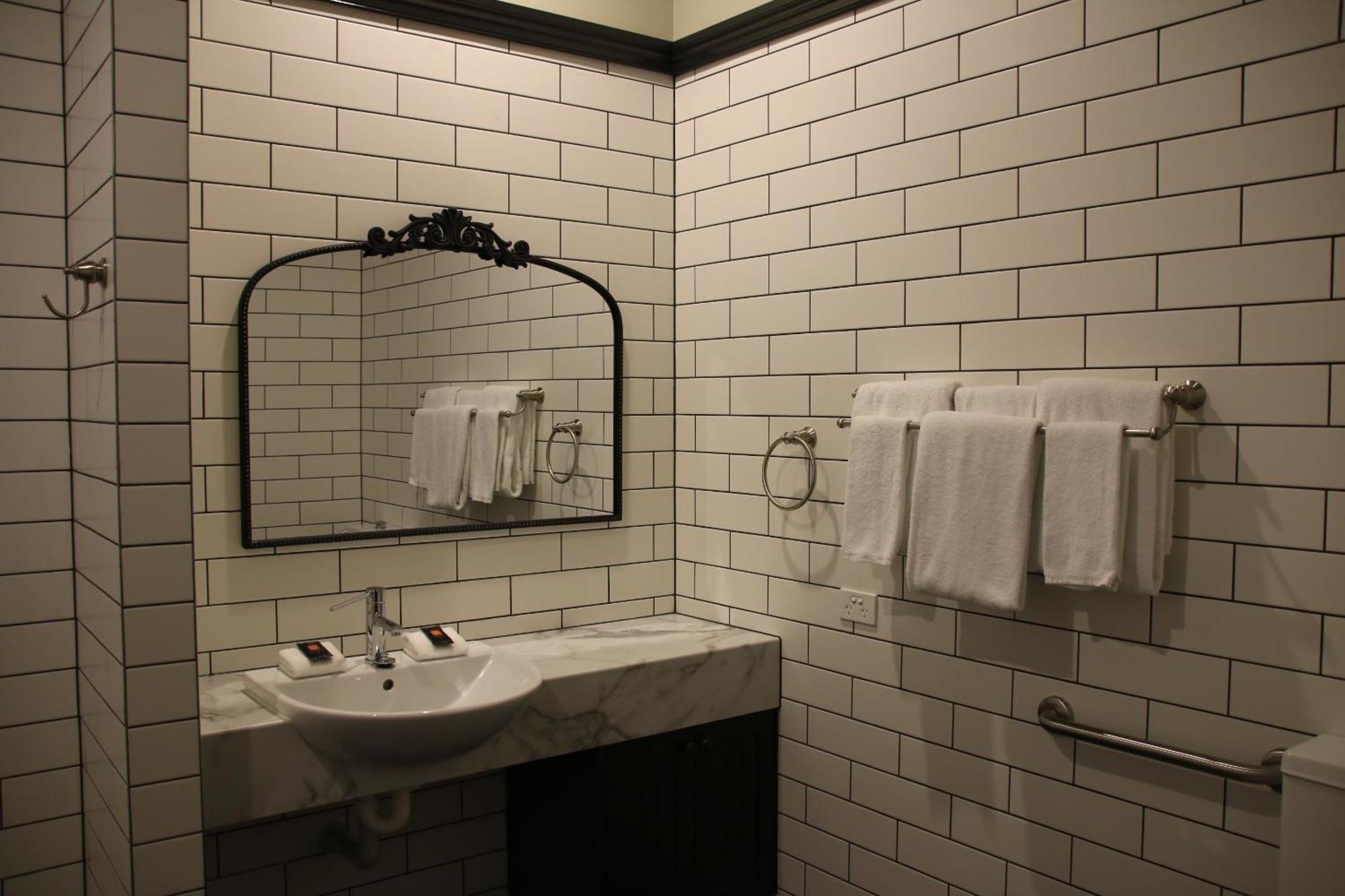 King Room with Lake View,1617410420:JPEG