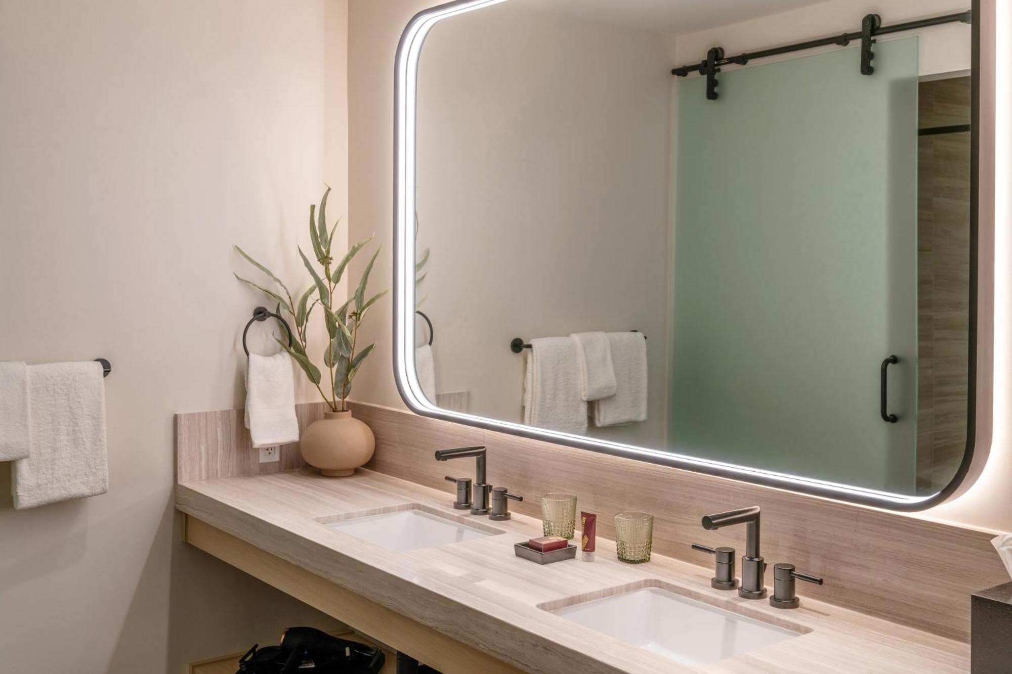 Habitación con cama grande y balcón