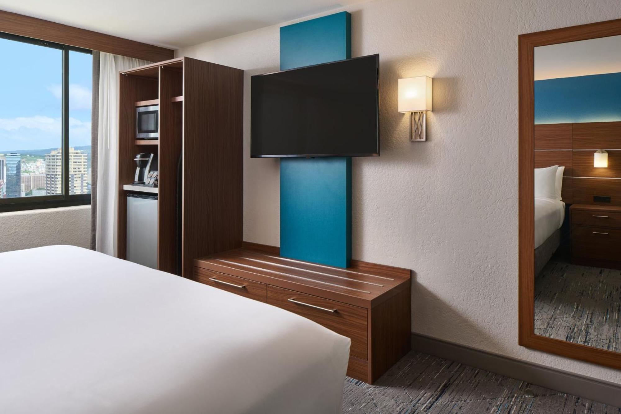 King Room Partial Ocean View Non-Smoking