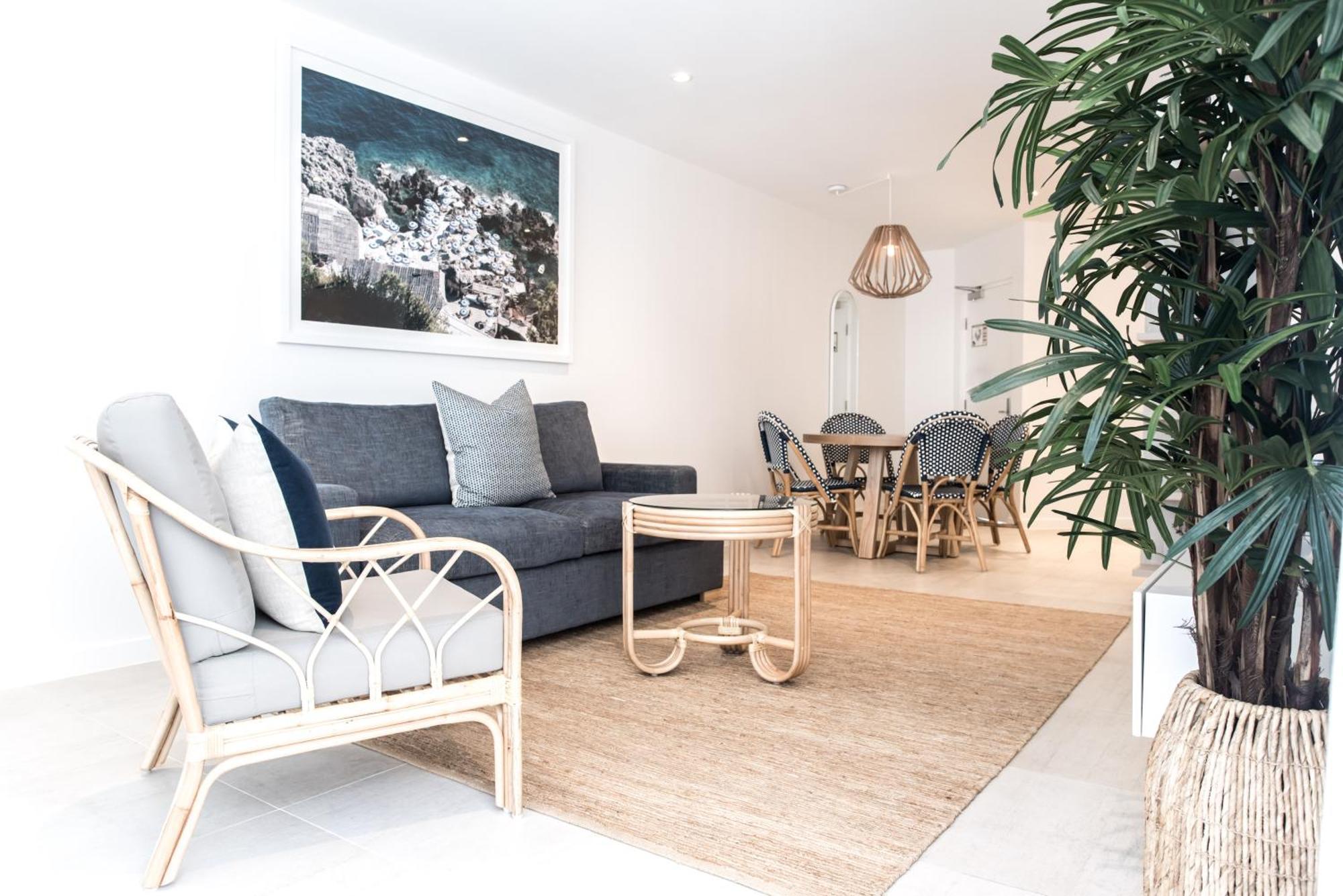 One-Bedroom Apartment with Partial Ocean View,1629400583:JPEG