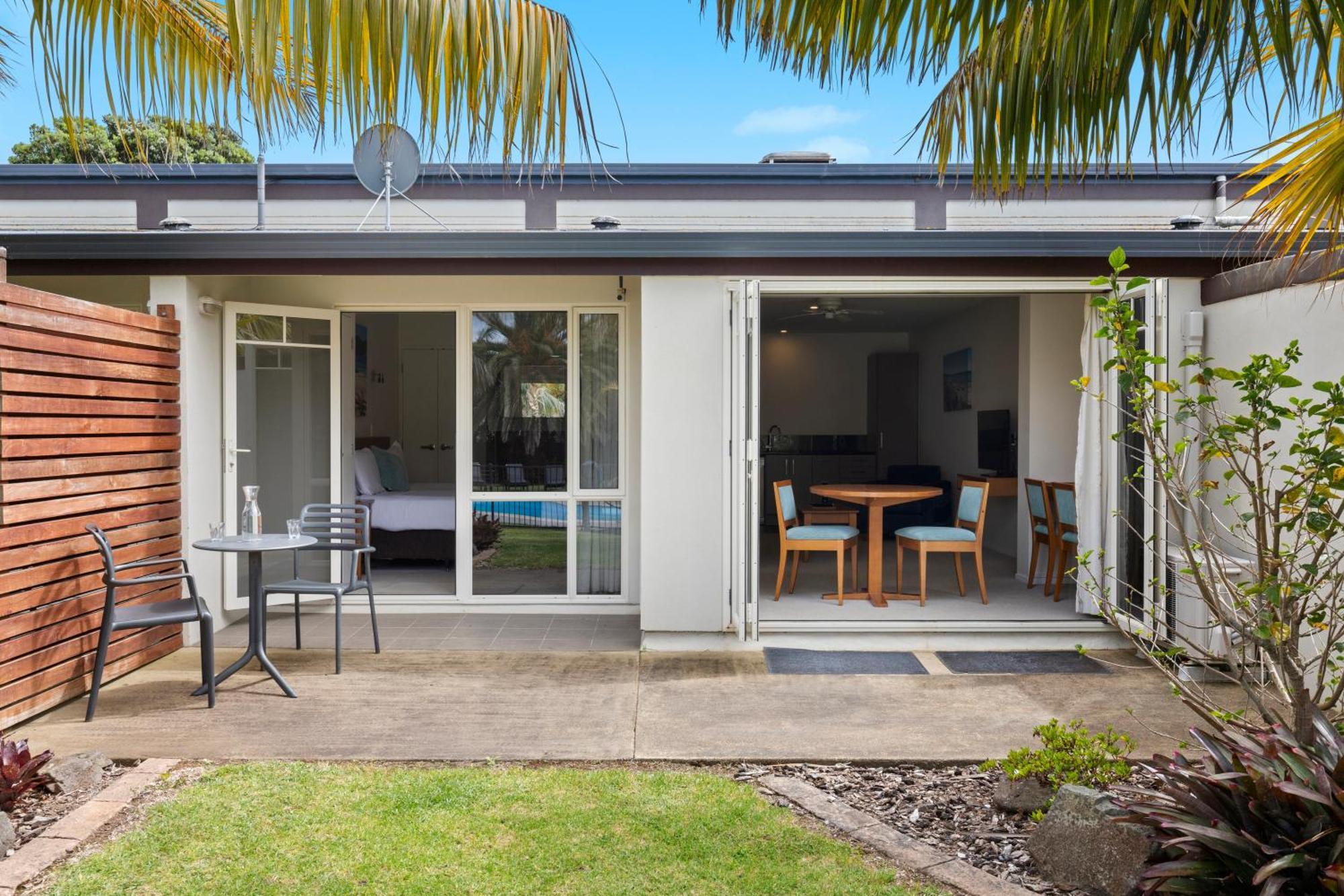 Superior One-Bedroom Apartment Poolside