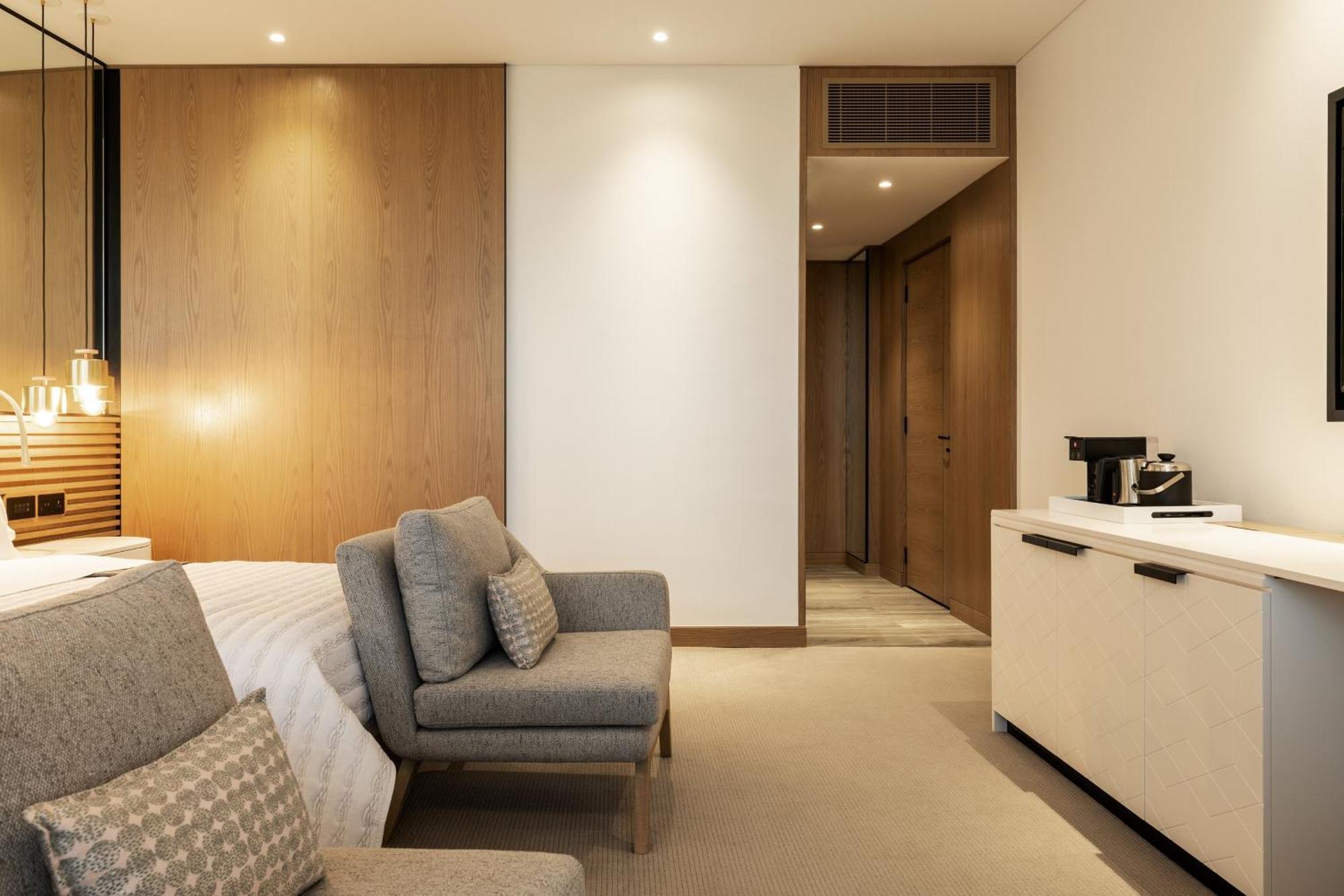 Royal Club JBR View Guest Room 2 Twin Executive Lounge Access Afternoon Tea & Happy Hour Airport Transfer from Dubai Airport
