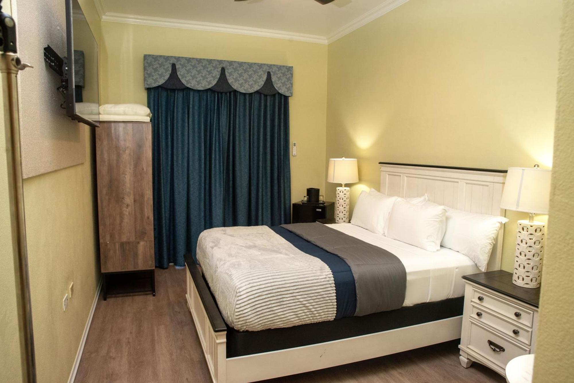 Queen Room with Pool View