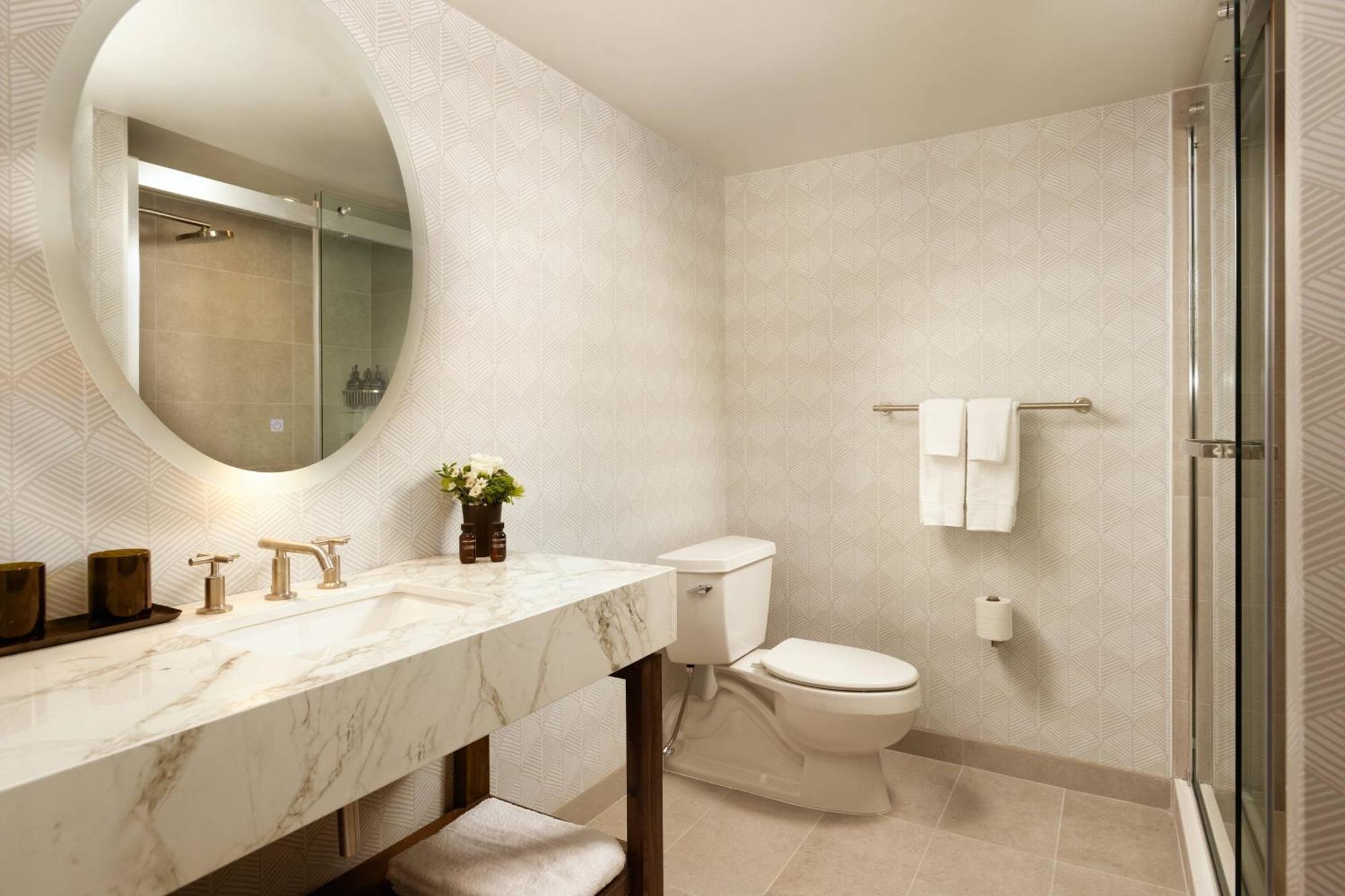 Deluxe Queen Room with Two Queen Beds, Balcony and Mountain View,1643146152:JPEG