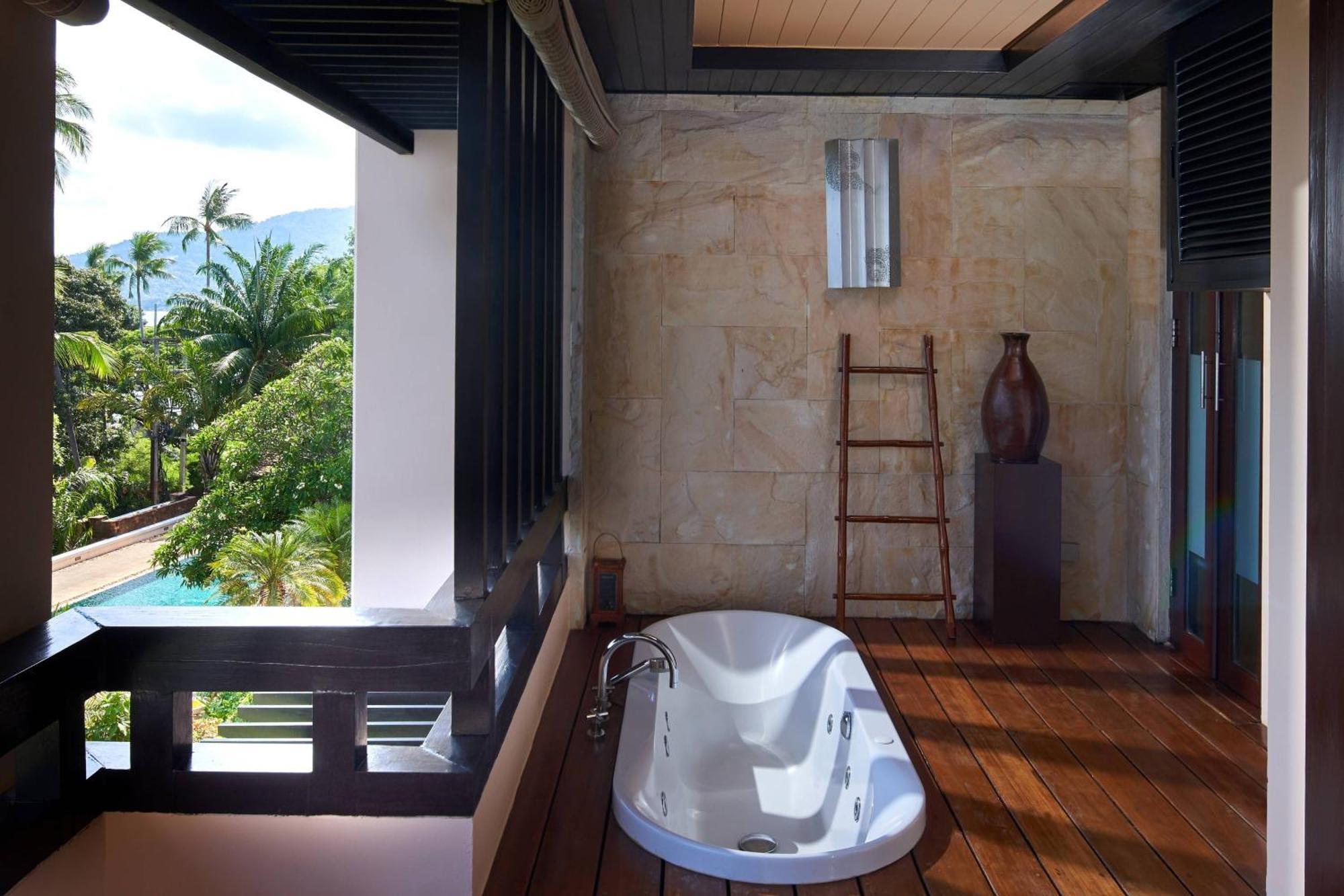 Deluxe Balcony, Guest room, 1 King Bed,1643150646:JPEG