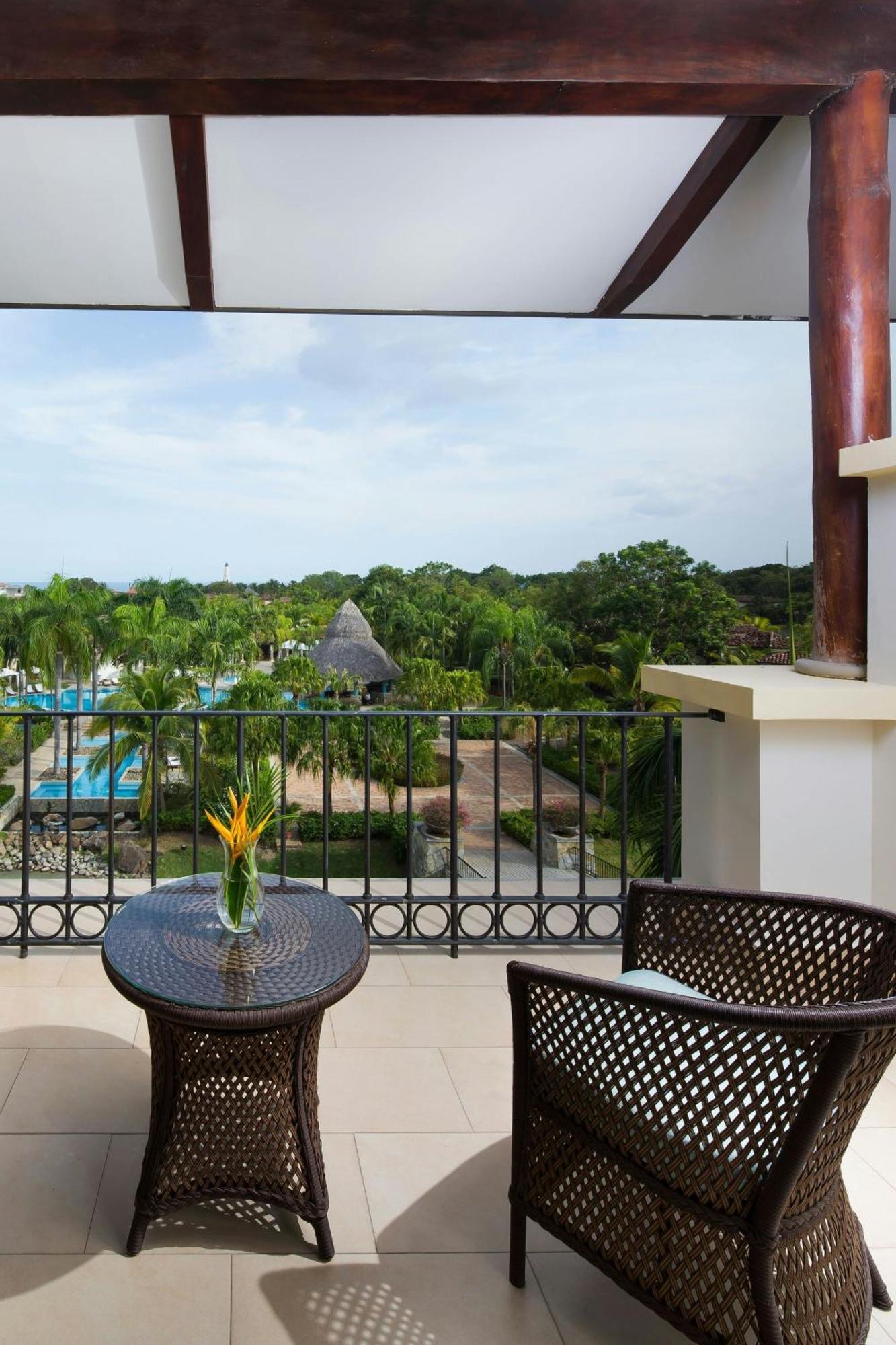 Pool View 1 King,1643171607:JPEG