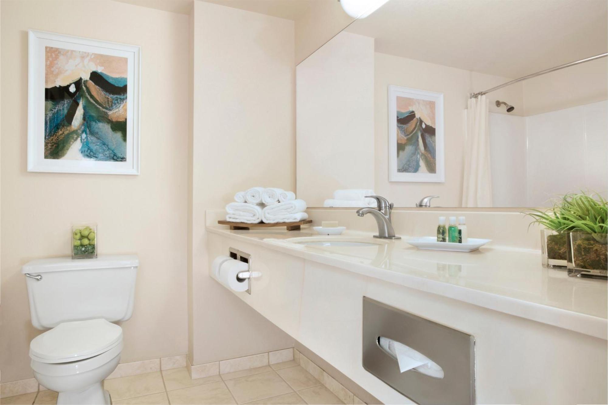 WEST DELUXE ROOM 1 KING NON-SMOKING,1649930334:JPEG