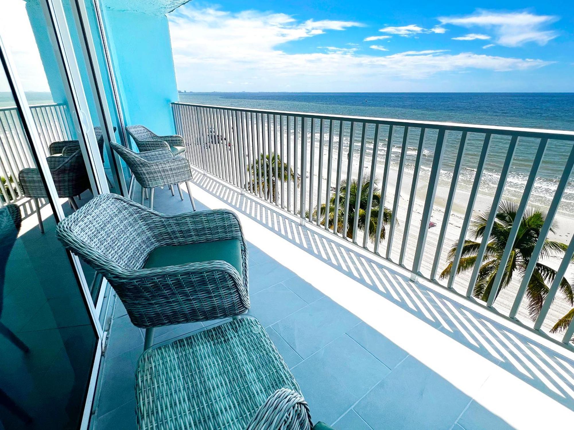 Beachfront King Bed Suite Balcony