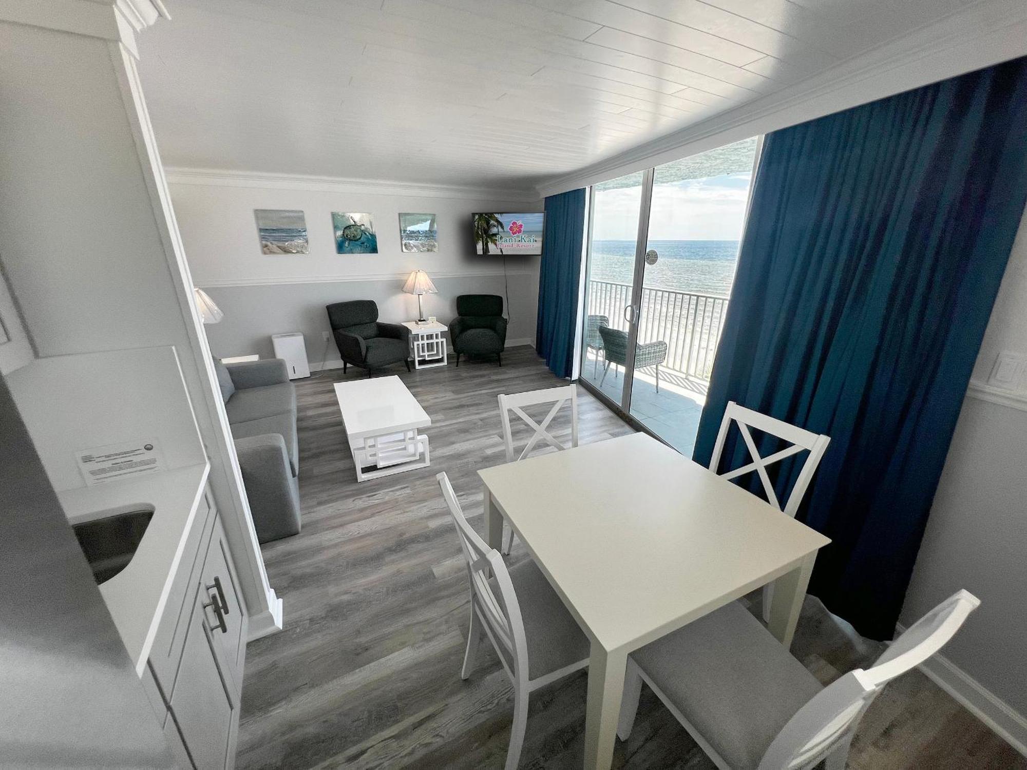 Beachfront King Bed Suite Balcony