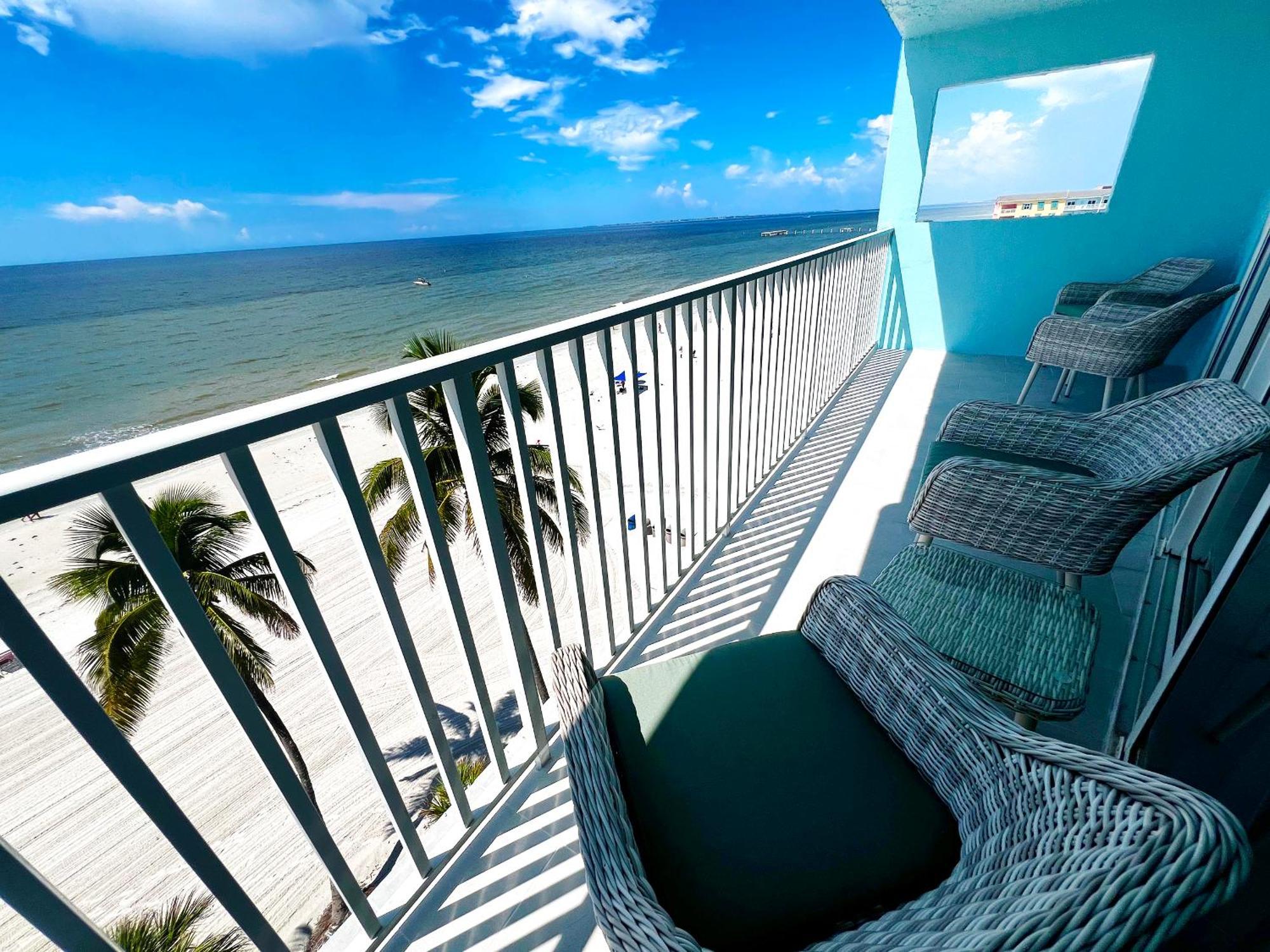 Beachfront King Bed Suite Balcony