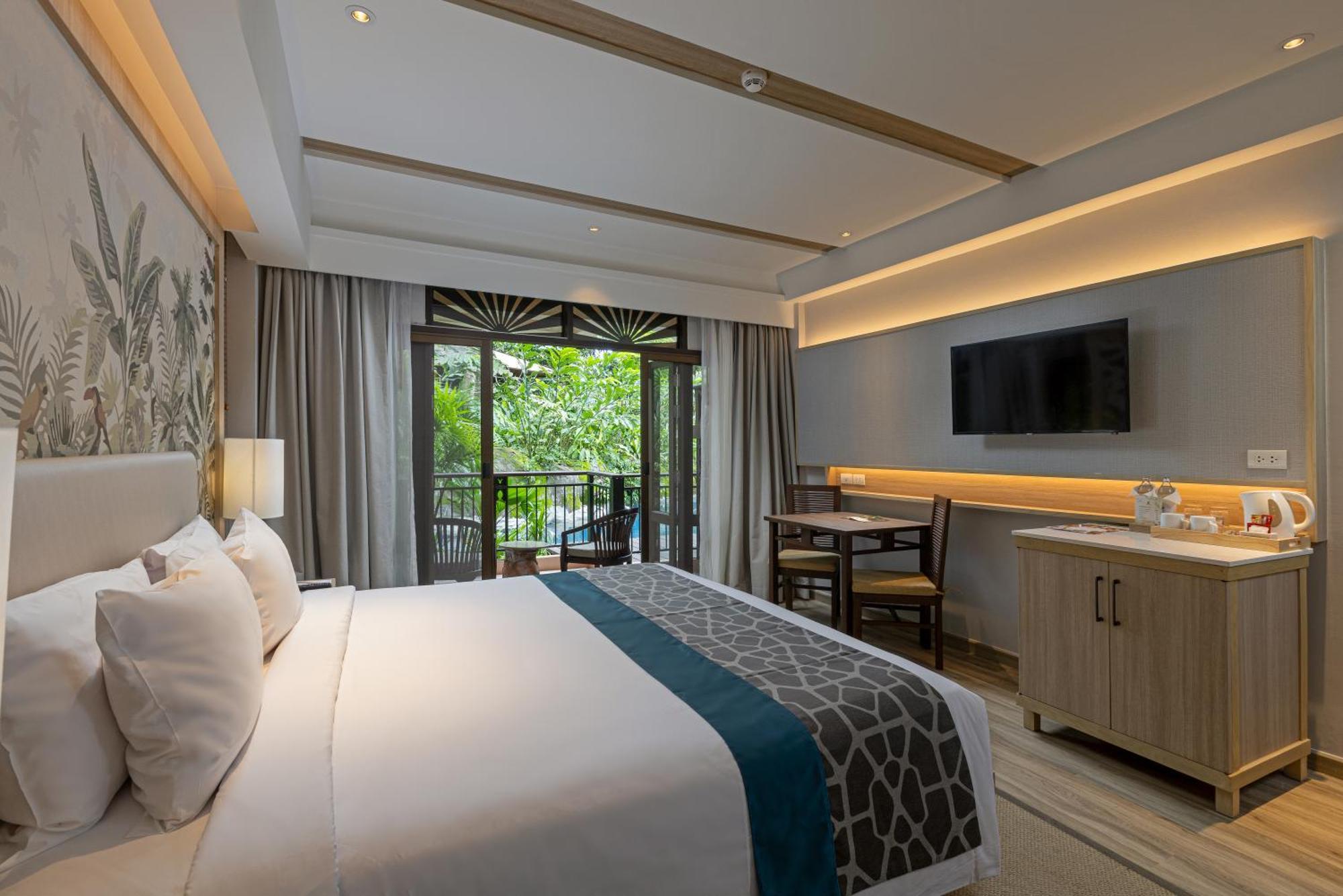 Garden Pool Access Room,1656178436:JPEG