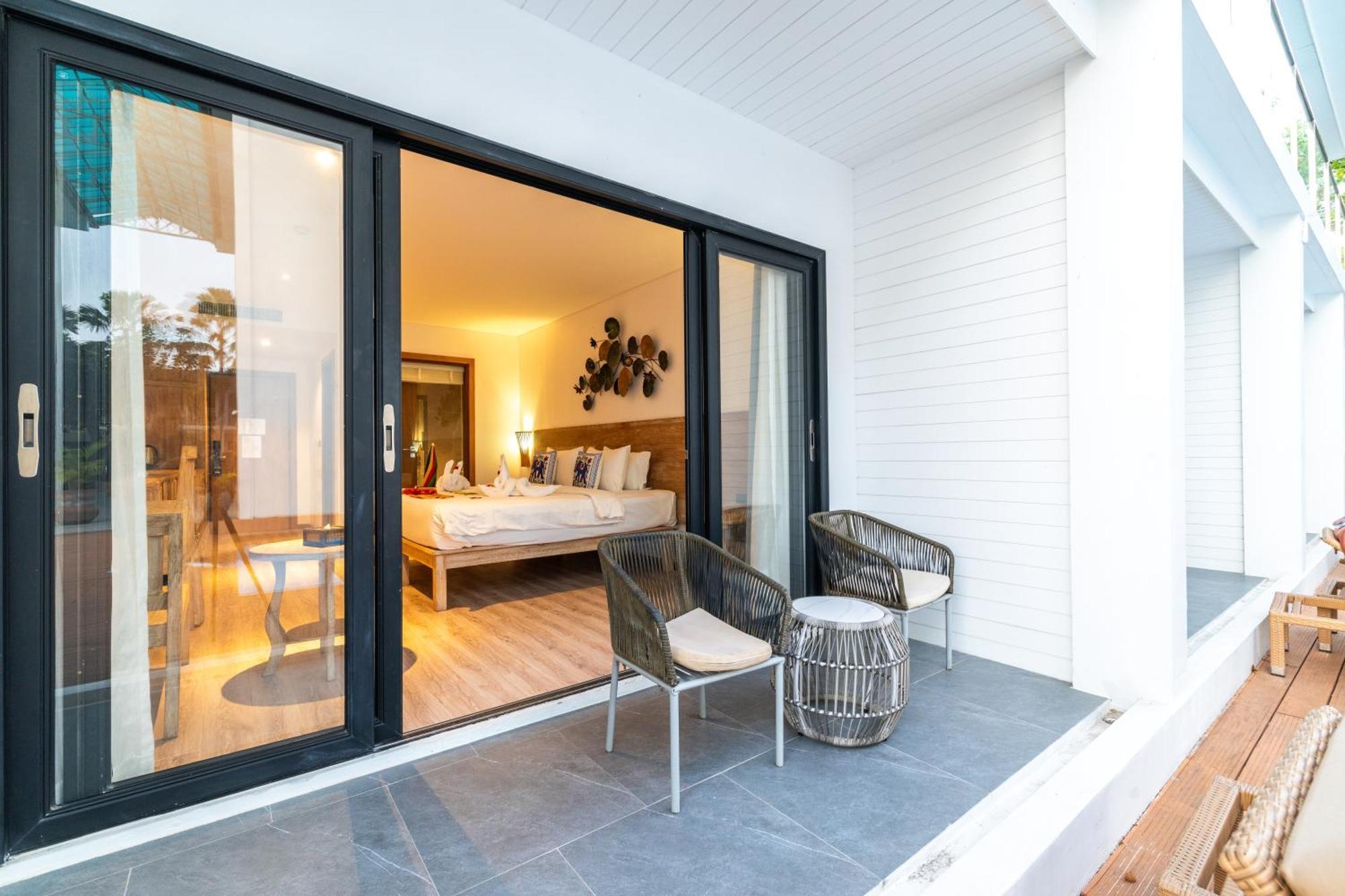 Grand Deluxe Poolside,1656301844:JPEG