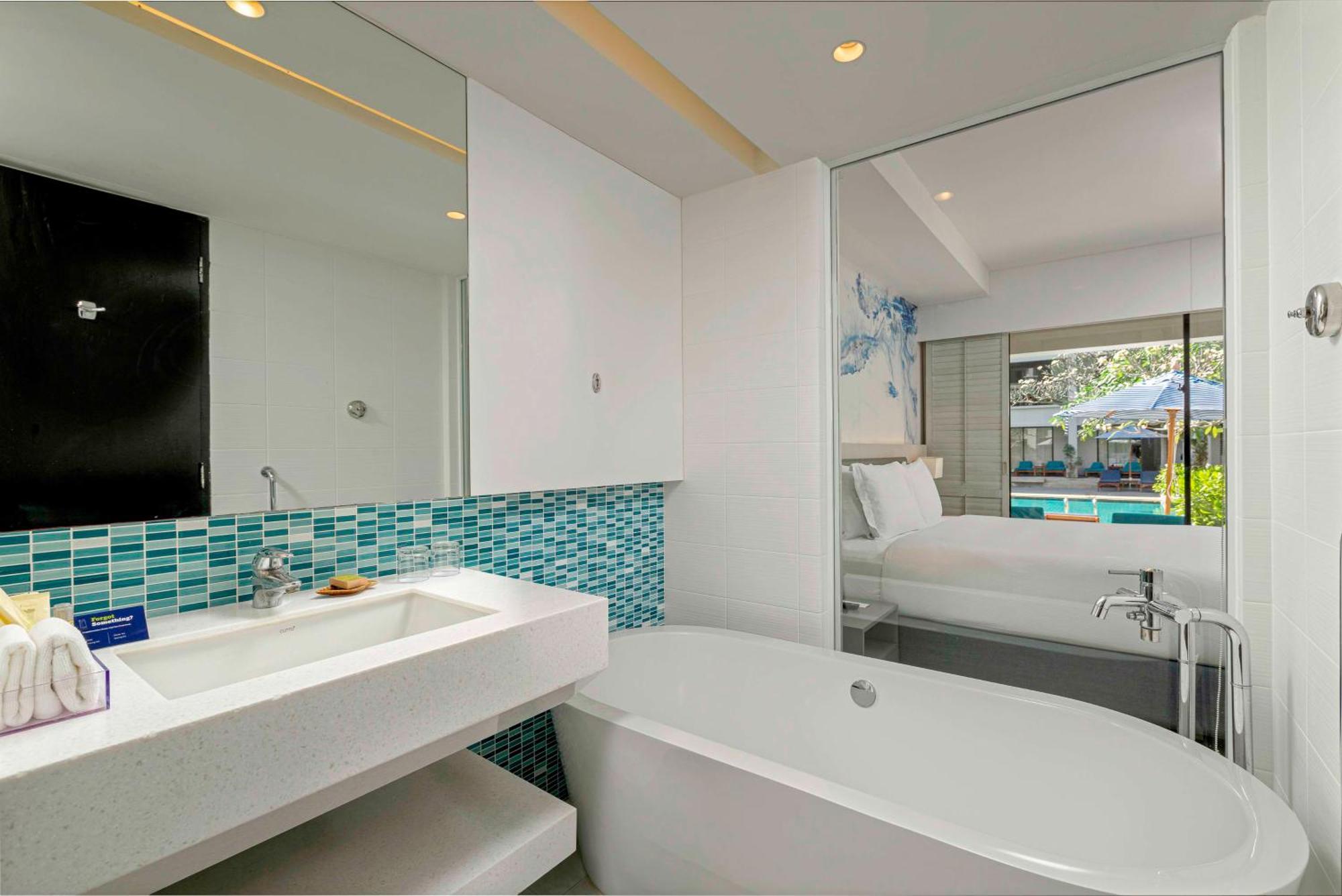 Chambre Lit King-Size de Luxe - Côté Piscine