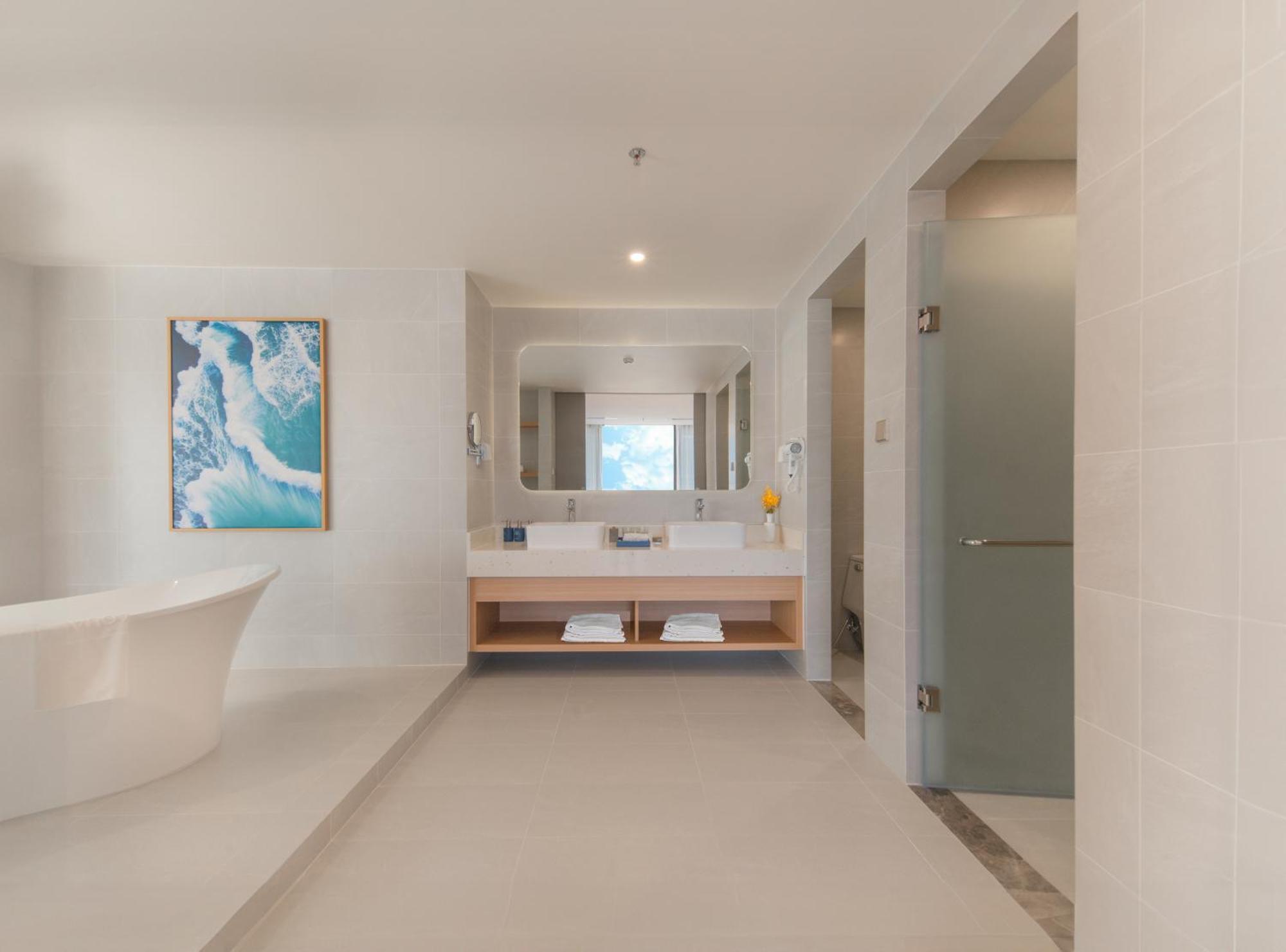 Suite Oceanfront with Bathtub,1661788053:JPEG