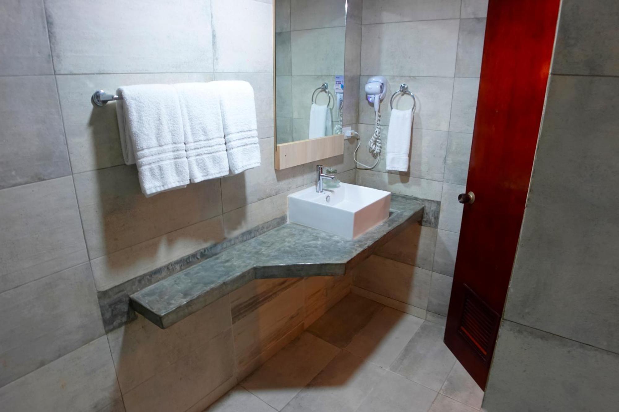 Standard Queen Room with Two Queen Beds,1681895701:JPEG