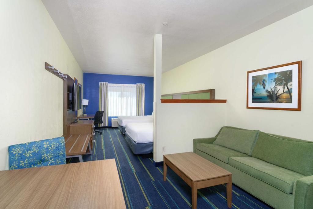 Queen Suite Two Queen Beds