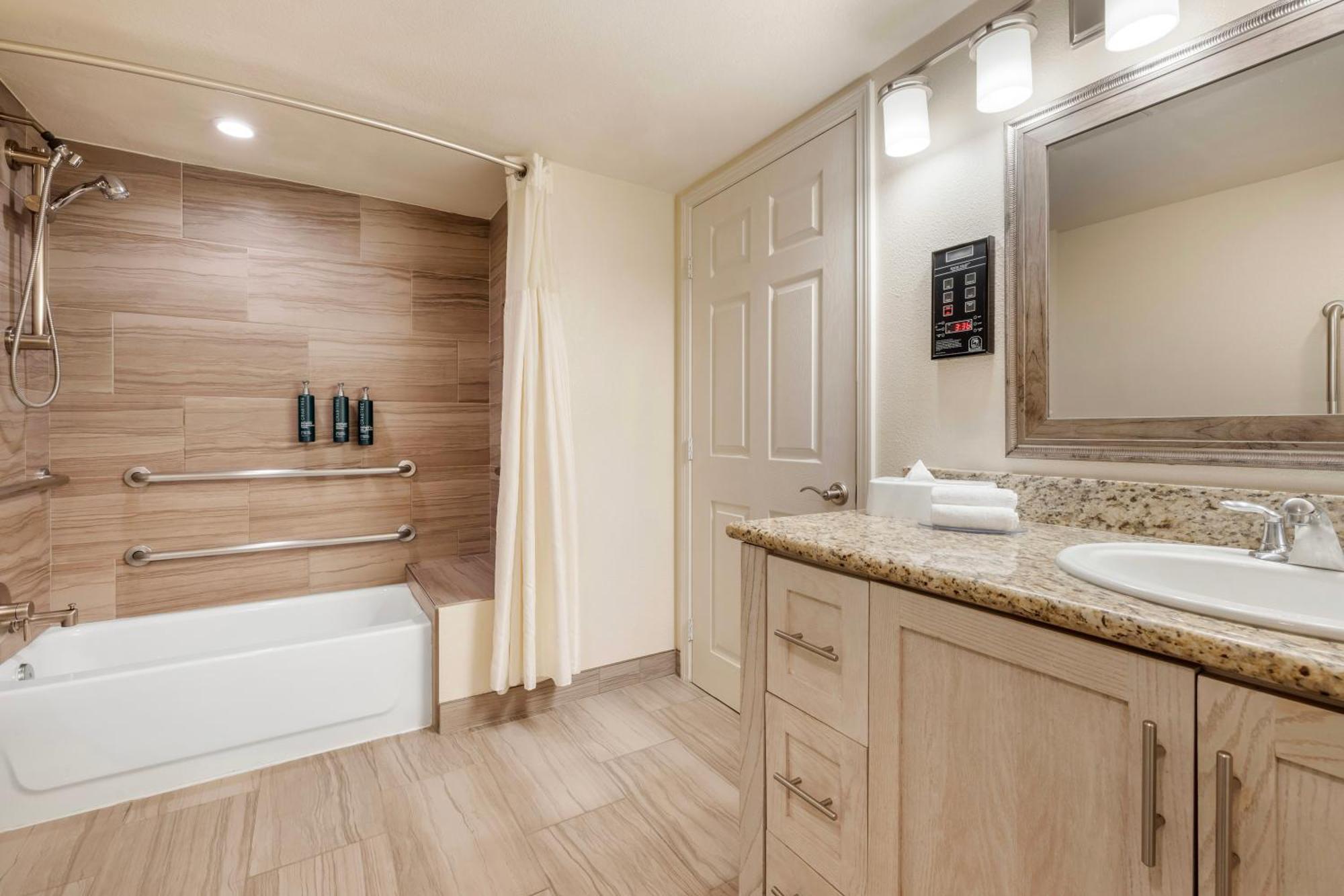 One-Bedroom King Plus Room with Ocean View and Bath Tub - Hearing Accessible,1663757125:JPEG