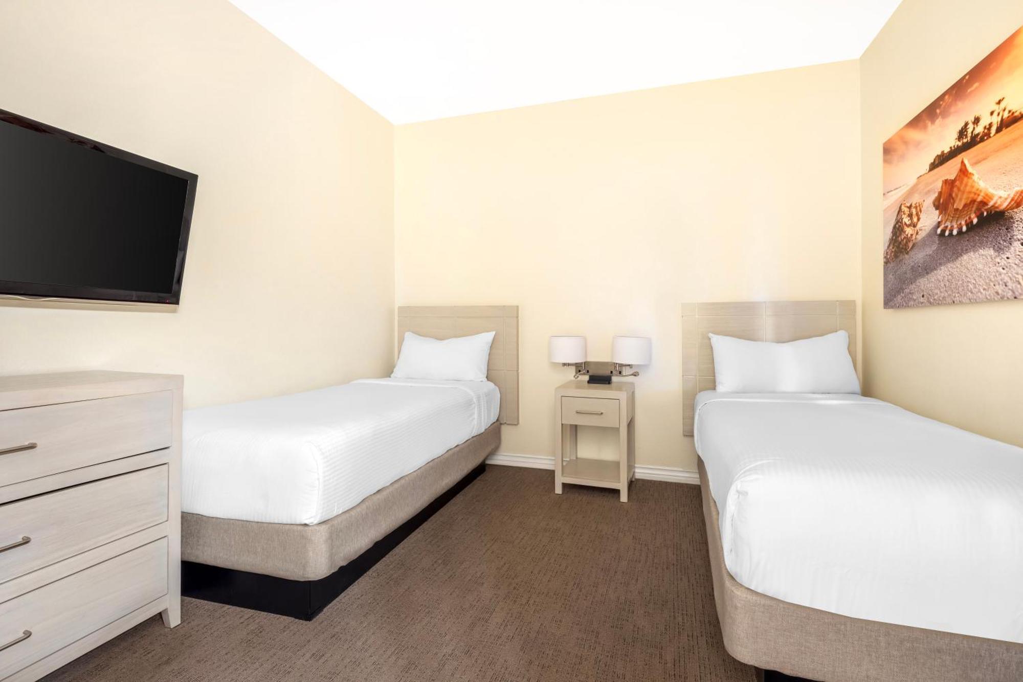 Two-Bedroom Suite with One King Bed and Two Twin Beds,1663757178:JPEG