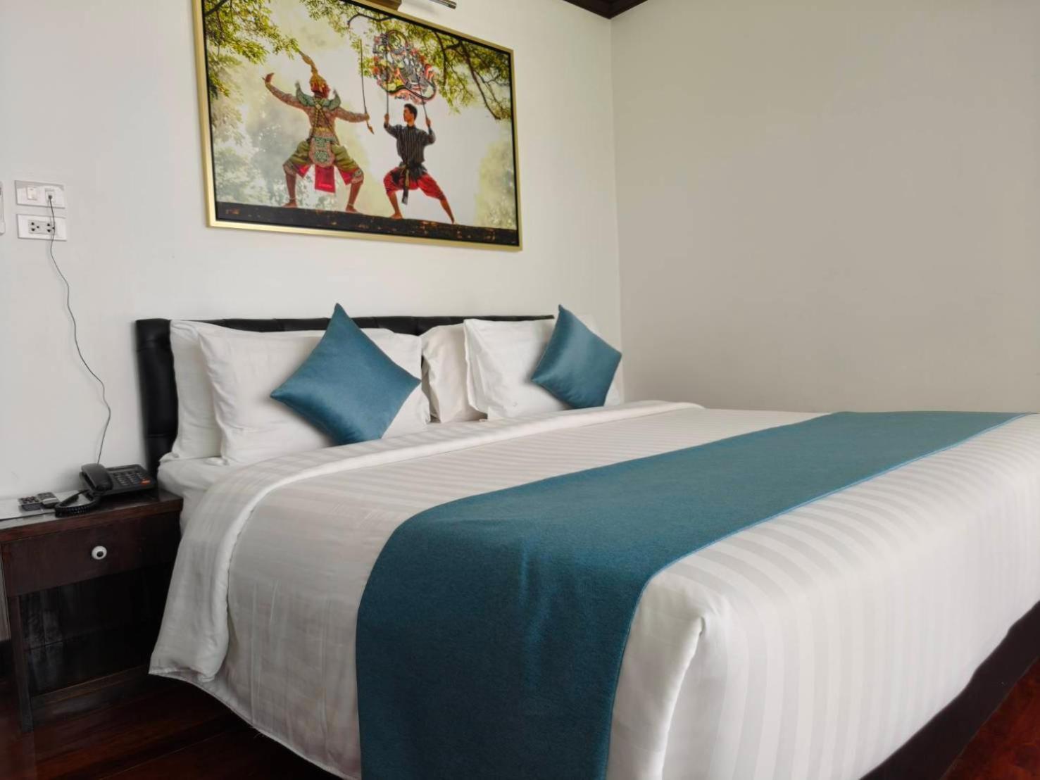 Deluxe Double Room with Side Sea View