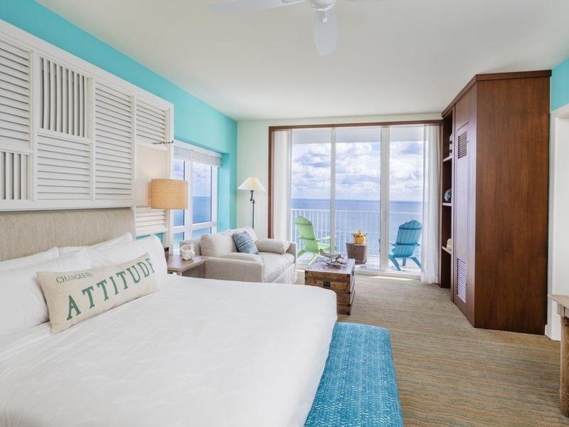 Habitación con cama extragrande y vistas al mar
