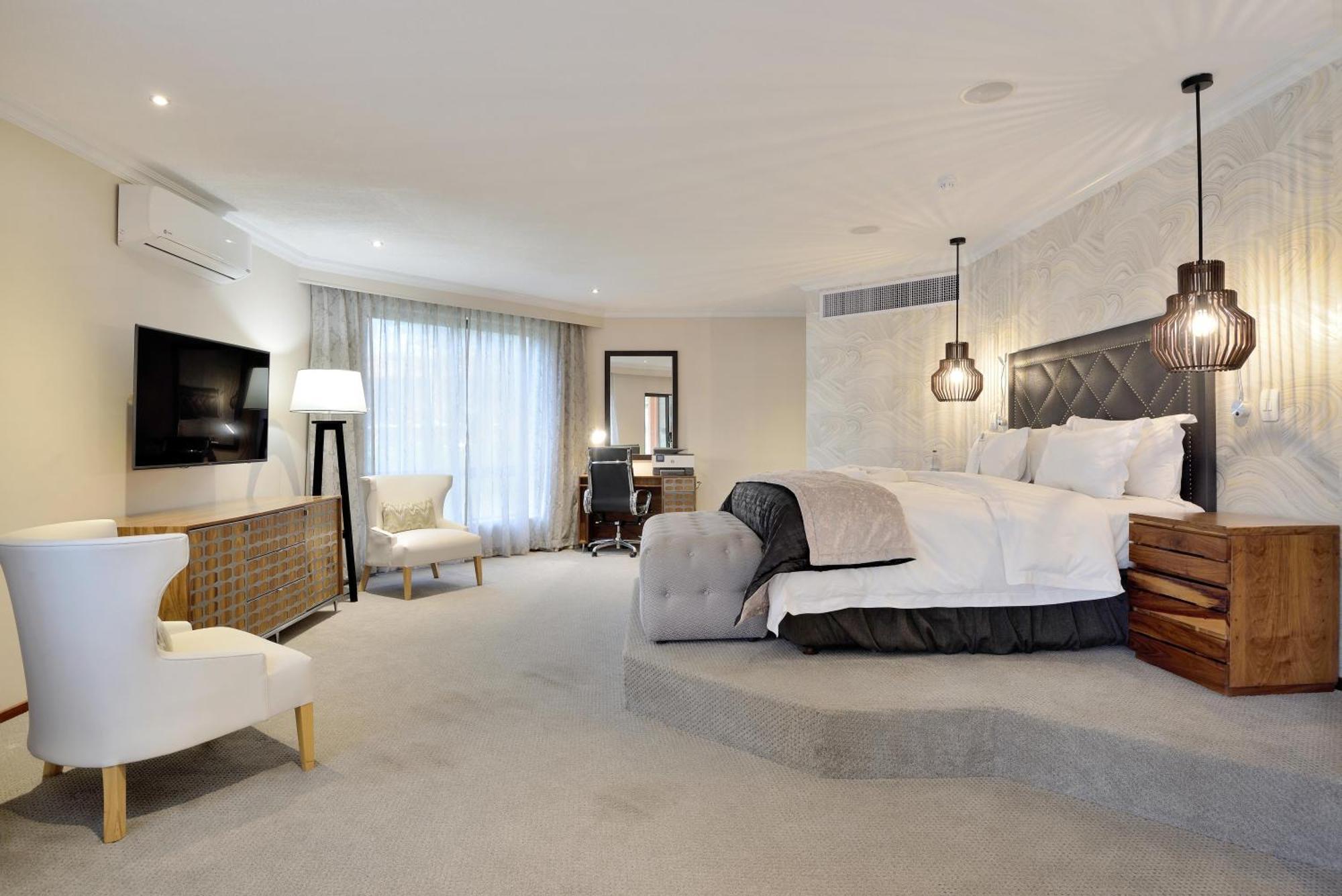 Luxury King Suite,1669021163:JPEG