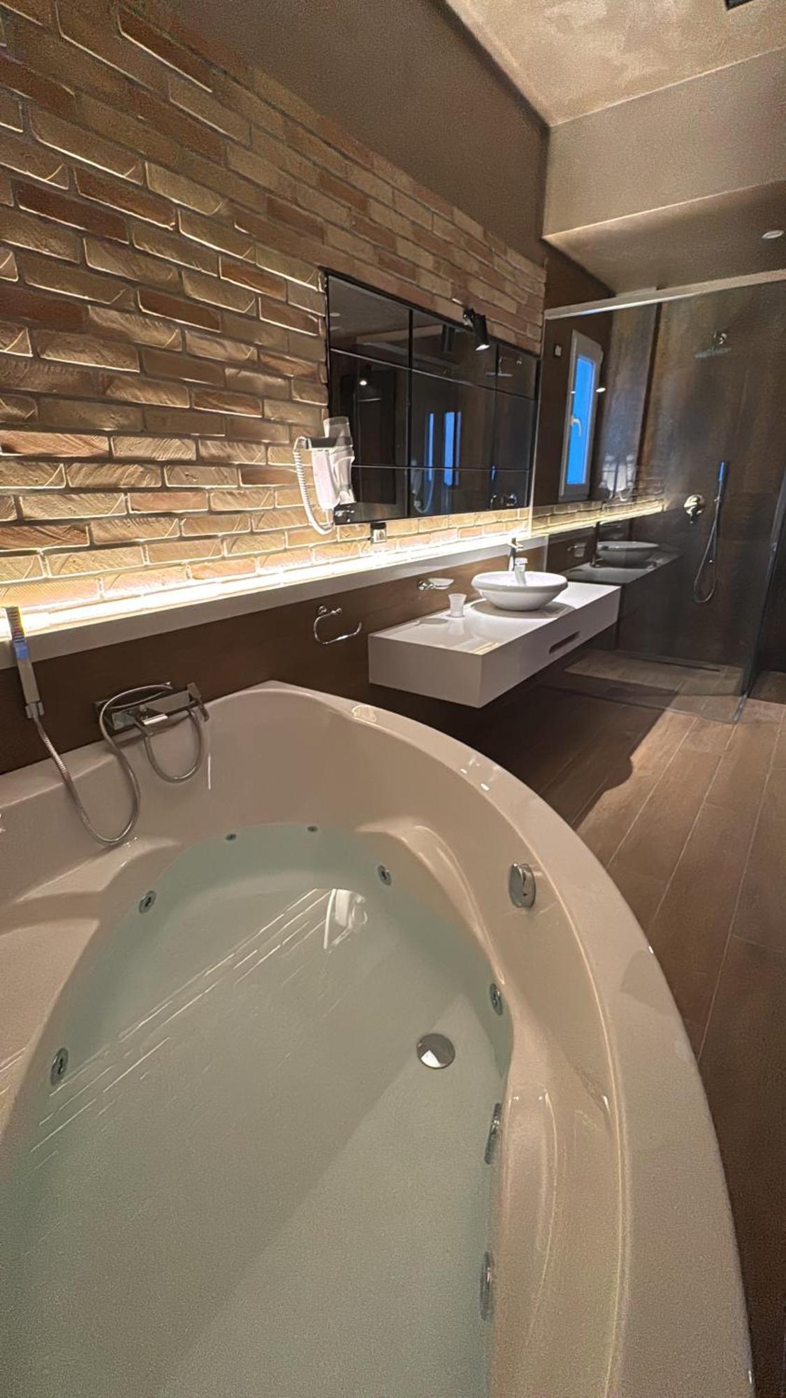 Suite with Hot Tub,1680666411:JPEG